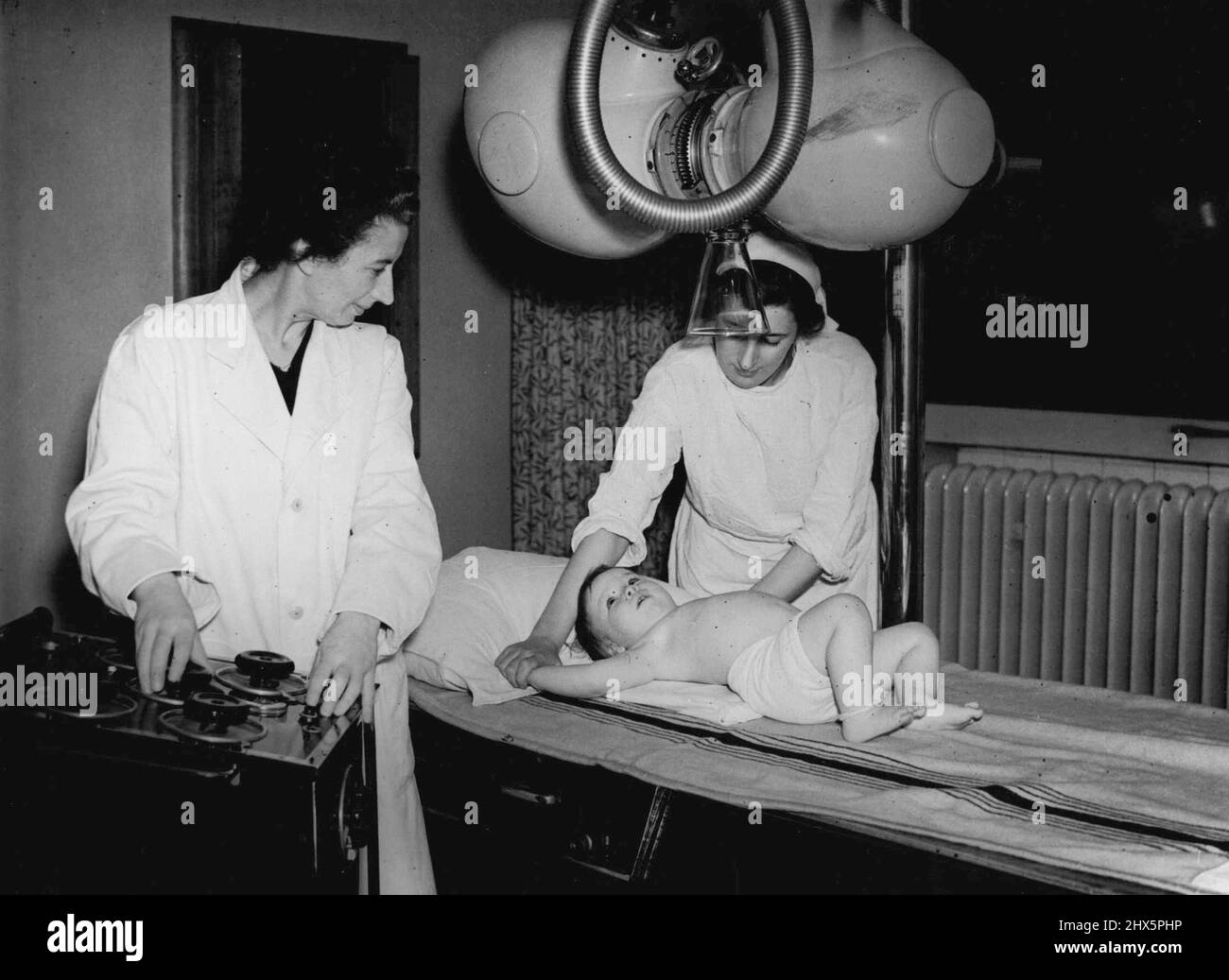 Englands führendes Fever Hospital -- Besuch des LCC North-Eastern Hospital. In der Radiologieabteilung: Ein Kind, das geröntgt wird. 21. September 1951. (Foto von Pictorial Press). Stockfoto