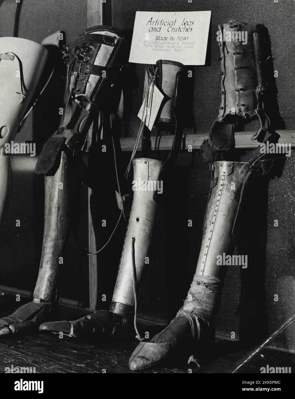 Künstliche Beine und Krücken, die von australischen Kriegsgefangenen in Changi in Thailand aus improvisierten Spielsachen und Materialien hergestellt wurden, ist der neueste Typ, der in der Rückführungsfabrik hergestellt wurde. 30. Oktober 1947. Stockfoto