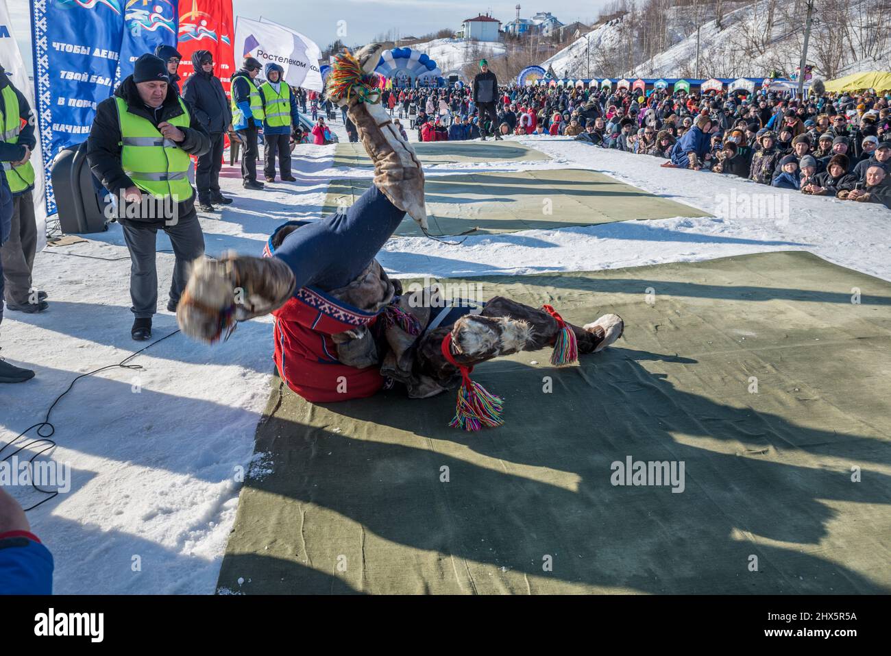 Traditioneller Nenet-Wrestling-Wettbewerb beim Rentier Herders Festival in Salekhard, Yamalo-Nenzen Autonomous Okrug, Russland Stockfoto