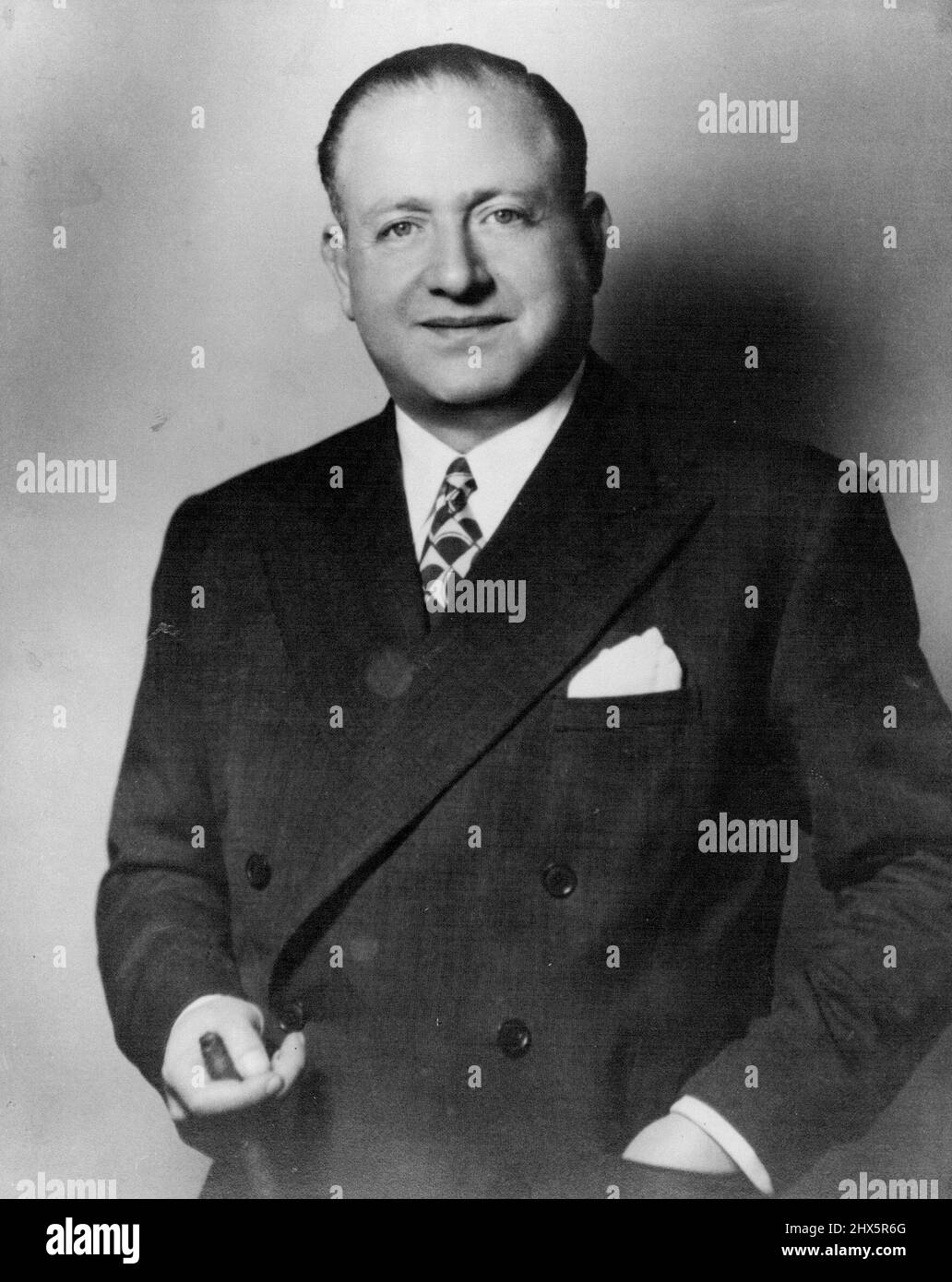 Der britische Boxpromoter Jack Solomons, der Ende des Jahres Australien besuchen wird, will führende Australier für Kämpfe in England buchen. Solomons wird London am 14. Dezember mit dem Flugzeug verlassen und sich dem Oronsay in Neapel anschließen. Er nimmt den britischen Leichtbau-Champion Frank Johnson für einen Titelkampf im britischen Empire mit. John Sohn und sein Trainer Dave Edgar werden in London an Bord des Oronsay gehen. Sein Manager Sam Solomons. Verbrennt zwei Tage später Blätter mit Solomonen. 13. November 1952. (Foto von Reuterphoto). Stockfoto