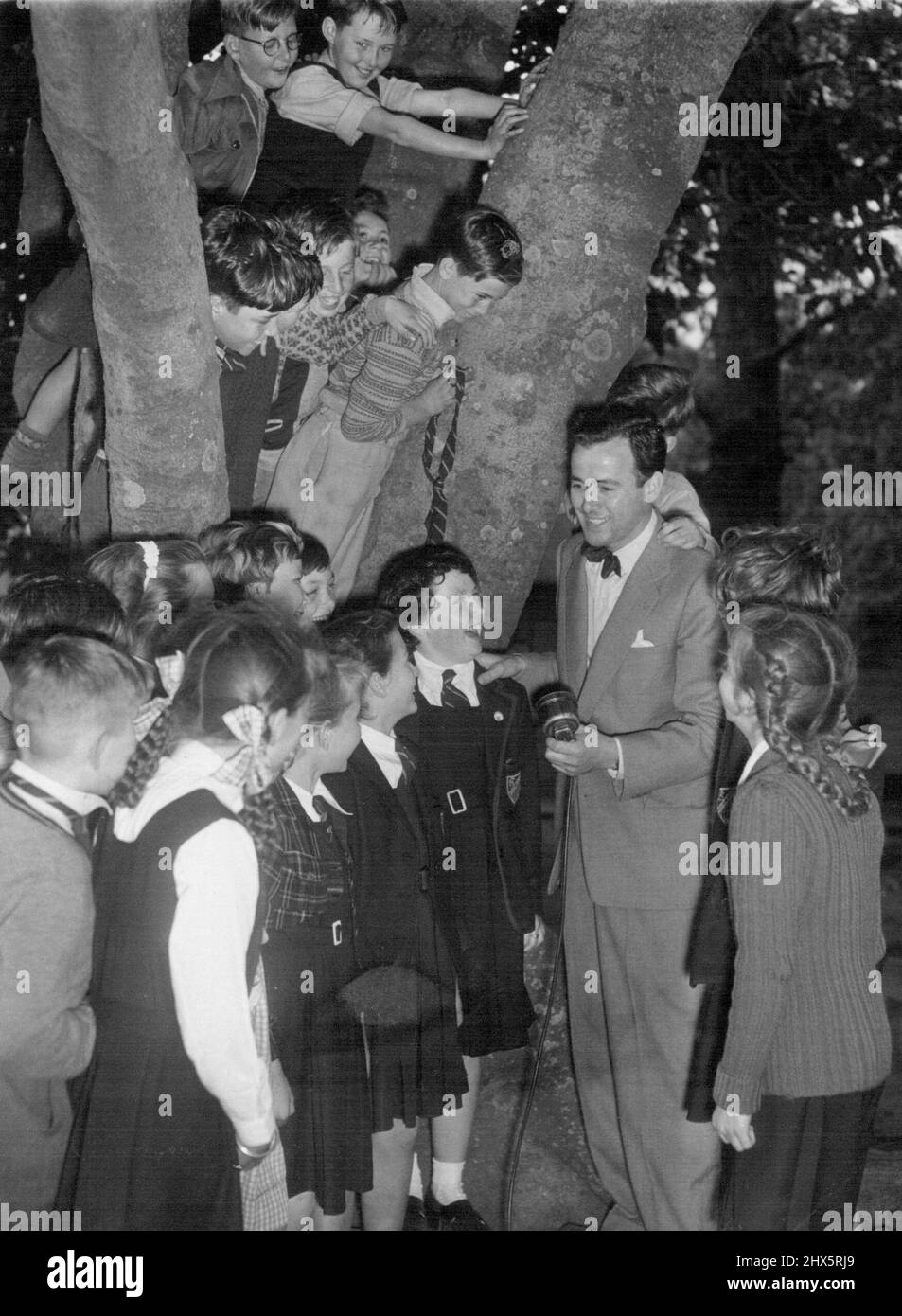 Die Kinder der Sans Souci Primary School, NSW, treffen sich bei seinem kürzlichen Besuch in der Schule um Keith Smith. 13. November 1953. (Foto von Gordon/Fairfax Media). Stockfoto