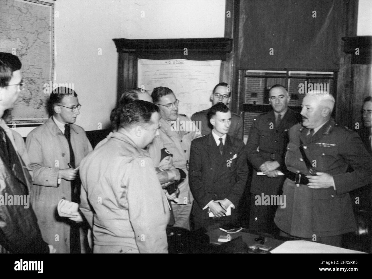 LT. Gen. E.K. Intelligent mit U.S. & Aust. Forestmen auf seiner Pressekonferenz (man kann es in Melb nicht sagen) nehmen im Hintergrund mit Wale Chart. 01. April 1942. Stockfoto