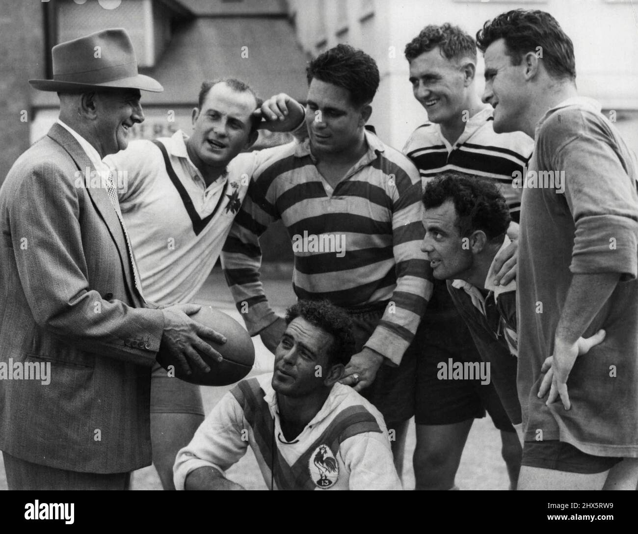 Kängurus scheinen fröhlich genug über das Spiel gegen den Rest morgen, als sie gestern auf dem Cricket Ground mit Trainer Norman Robinson über Taktik diskutieren. Spieler sind (von links) Mick Crooker, Duncan Hall, Arthur Collinson, Skipper Clive Churchill und Brian Davies mit Charlie Gill vorne. Norman Robinson auf der linken Seite, der ***** Die 1953 Kängurus auf Tour ***** gereift England wird sie mit einigen der führenden Spieler im Team gesehen. Sie über Mick Crocker, Duncan Hall, Arthur Collinson, Captain Clive Churchill, Brian Davies und Vorne Charlie Gill. Robinson wird gesehen, wie er den Spielern etwas gibt Stockfoto