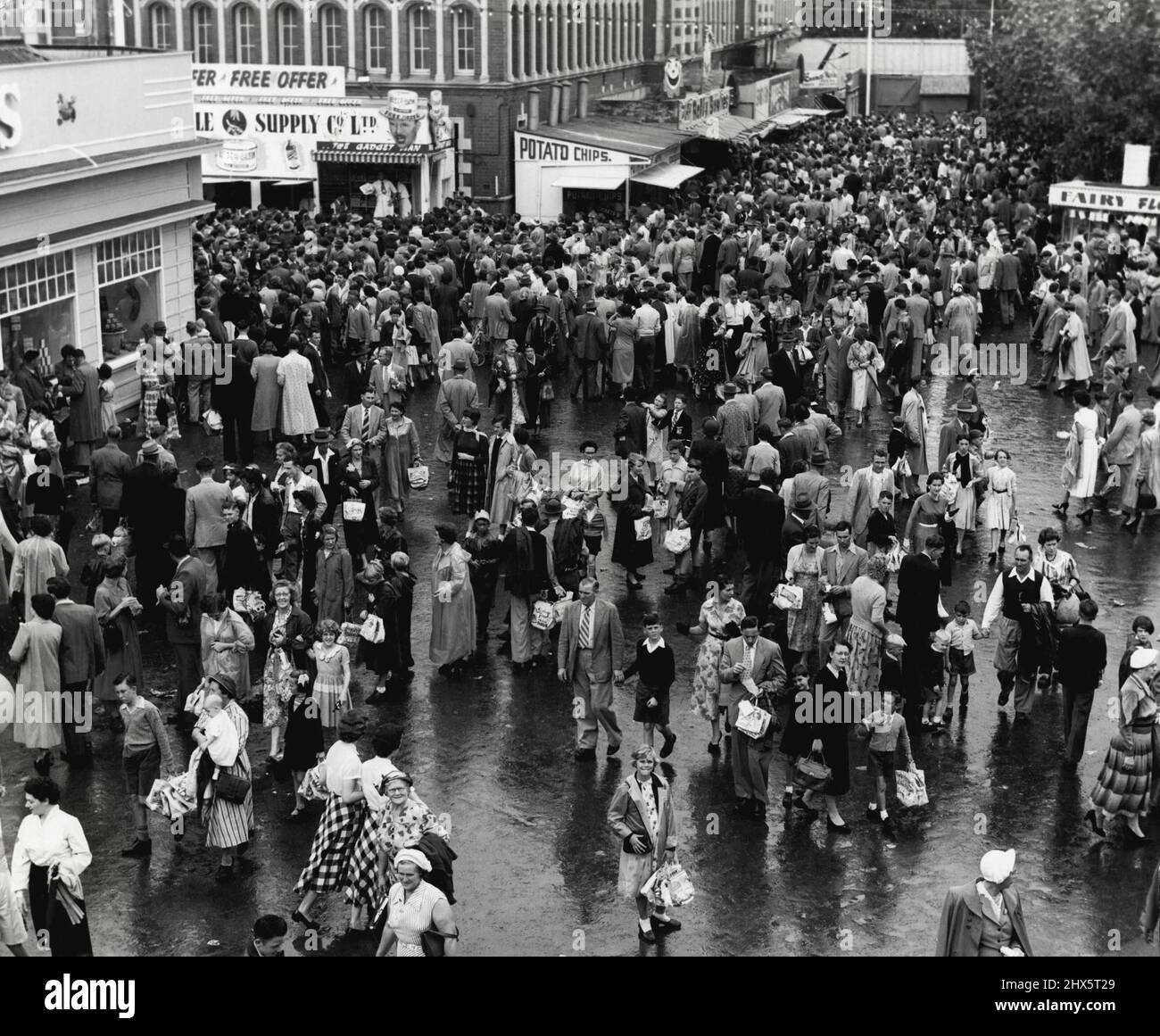 Royal Easter Show Massen, Kinder, Besucher, etc; Menschen mit Sample Bags - R.A.S. 9. April 1955. Stockfoto