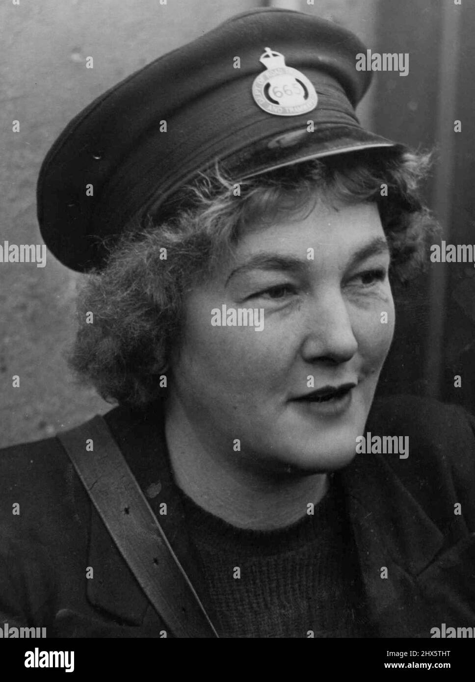 Die Tram-Leiterin Nora Skiba vom Fort Macquarie Depot sagte, dass ihre zusätzlichen 7/- pro Woche Pav bei ihrer Zigarettenrechnung helfen würden, jetzt etwa £1 pro Woche. 30. Juni 1941. Stockfoto