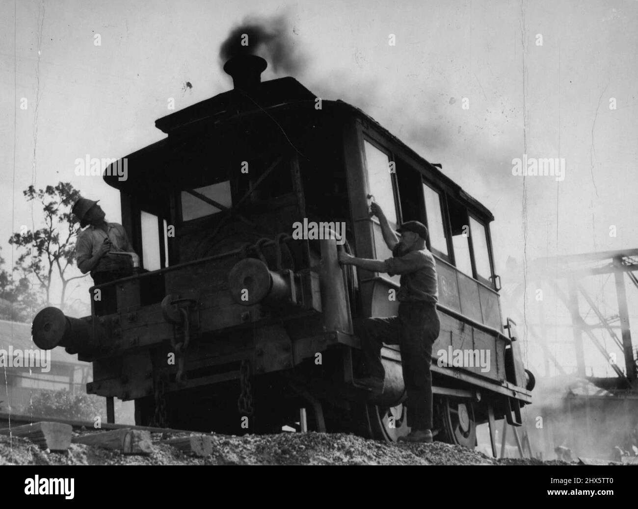 ***** Statt der Bewohner von Sans Souci streuen nun Arbeiter auf der Hawkesbury River Railway Bridge aus dem Wasserstrahl, der aus dem Auspuff auf dem Dach ausgestoßen wird. „The Coffee Pot“ – der offizielle Titel lautet 84a – ließ die Sans Souci vor etwa 14 Jahren laufen und wurde zur Vorbereitung auf den Eisenbahnbau überholt. Auf der Straße verbrannte es Cola zur Sauberkeit. Heute brennt es Kohle-und der schwarze Rauch hat seine unberührte grüne Mantel gedimmt. „Sie ist ein guter Job“, sagte ihr Fahrer Harvey Tindall von Woy Woy, AS Stockfoto