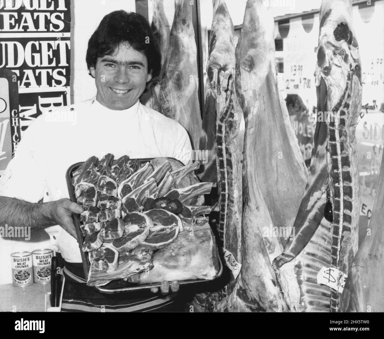 Marrickville Metzger John Barrett, von preisgünstigen Fleisch, mit einer Lammseite, ein Überraschungsbonus für die Käufer. 1. Januar 1920. Stockfoto