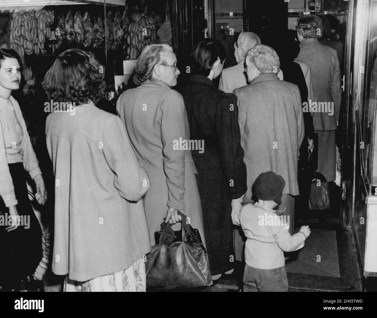 Die Hausfrauen in Sydney in allen Vororten standen an Metzgereien Schlange, um ihr Wochenend-Fleisch zu bekommen. Als dieses Bild bei ***** aufgenommen wurde Bondi Junction Laden Mehr als 35 Frauen warteten. 13. September 1953. Stockfoto