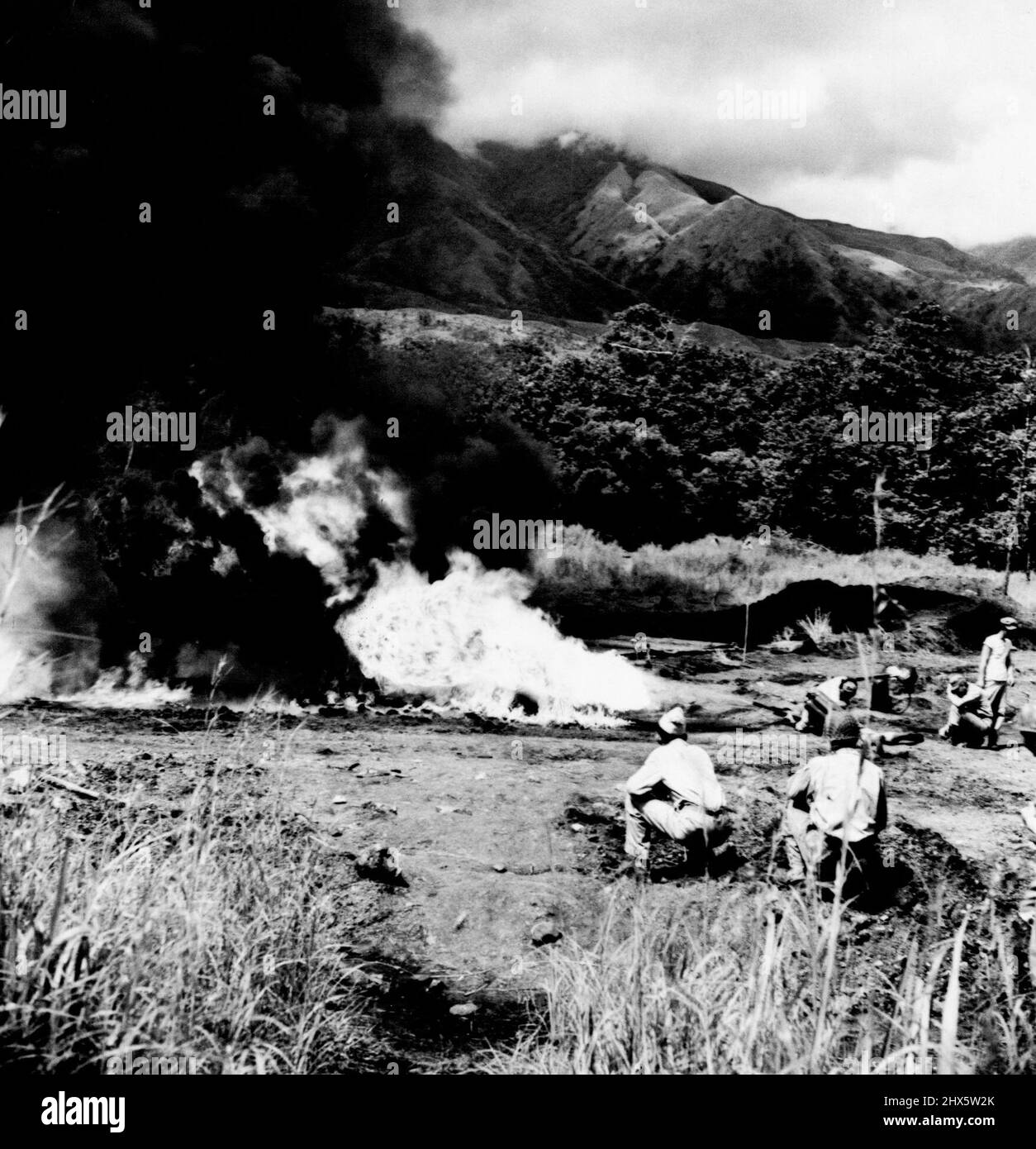 US-Infanterietruppen irgendwo im südwestpazifik haben intensive Trainingsübungen mit Flammenwerfern absolviert. Die Flammenwerfer sind eine sehr wertvolle Waffe in der Nähe. 10. Januar 1943. Stockfoto