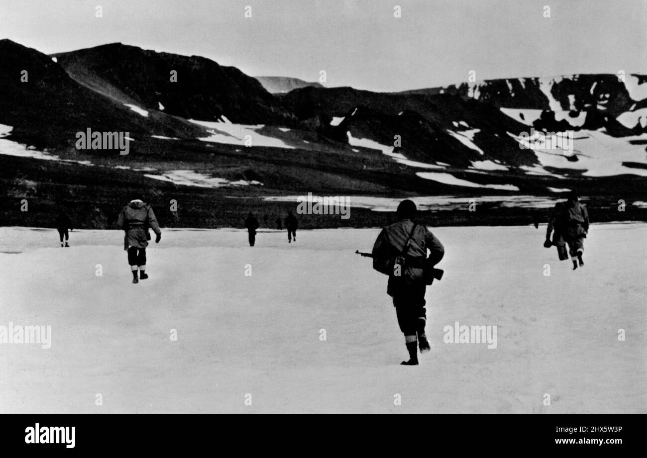 US-Streitkräfte greifen die deutsche Basis vor GreenlandU.S. Coast Guardsmons an und Soldaten marschieren in Scharmützel über das Eis in Richtung einer kleinen Insel vor der dänischen Insel Grönland im Nordatlantik, wo die Deutschen heimlich eine Radiostation und eine Wettermeldebasis eingerichtet hatten. Die deutschen Anlagen wurden zerstört. ExistenzUnter einem Abkommen zwischen den USA und Dänemark haben sich die USA verpflichtet, Grönland vor Aggression zu schützen. 10. Januar 1943. (Foto von „U.S. Informationen zum Kriegsbüro Stockfoto
