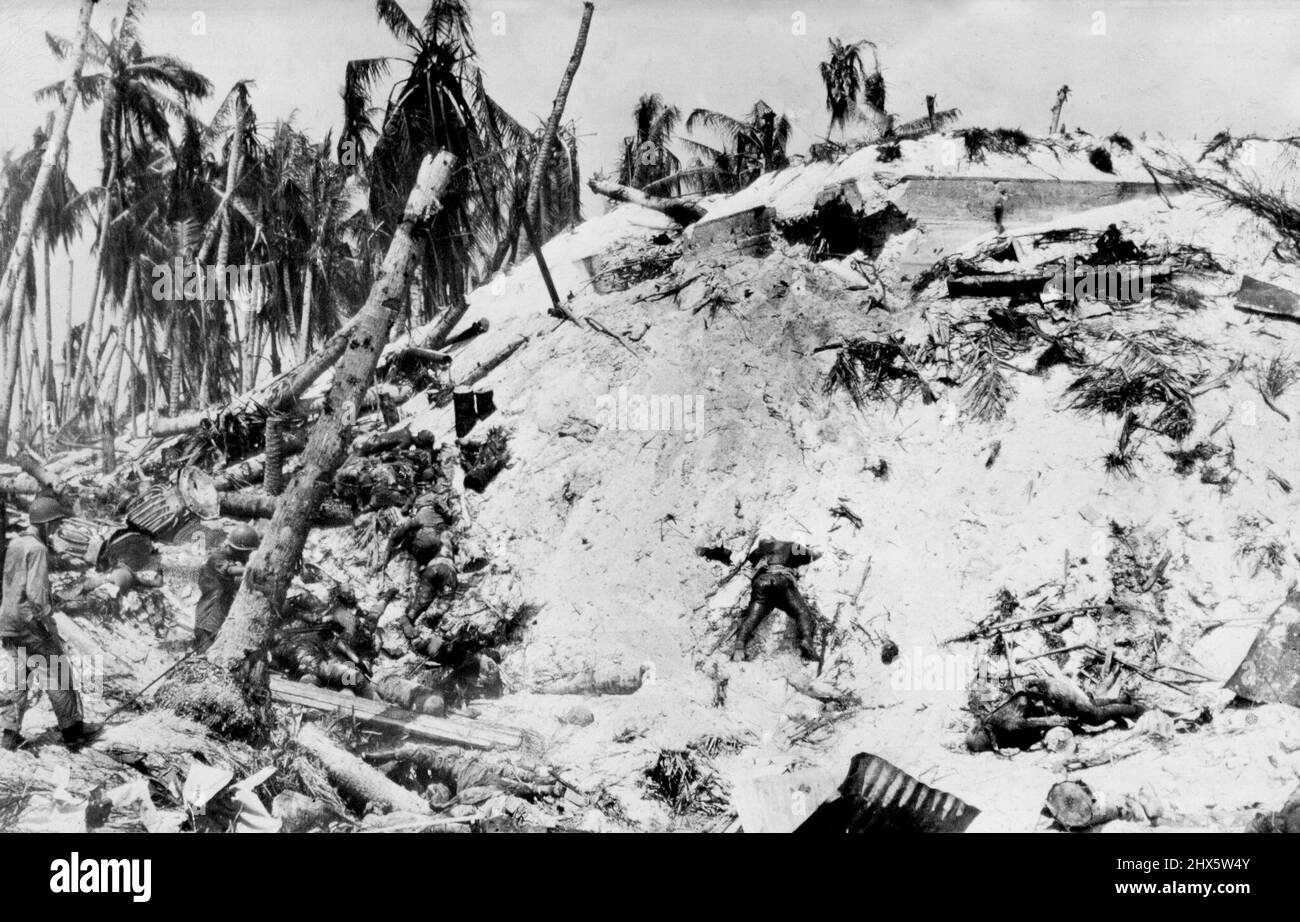 Japs sterben an und in der Pillbox, wenn Marineinfannen landen -- Japaner starben in und auf ihrem Pillbox auf Tarawa Island, als die United States Marines am 20. November auf den gegnerischen Stronghols landet und ihn für die B Tterest des Kampfes gefangen nahmen. Beachten Sie die Leichen auf der linken Seite gestreut über die feindliche Verteidigung . Andere Japs wurden lebend in der Festung begraben. 28. Februar 1944. (Foto von AP Wirephoto). Stockfoto