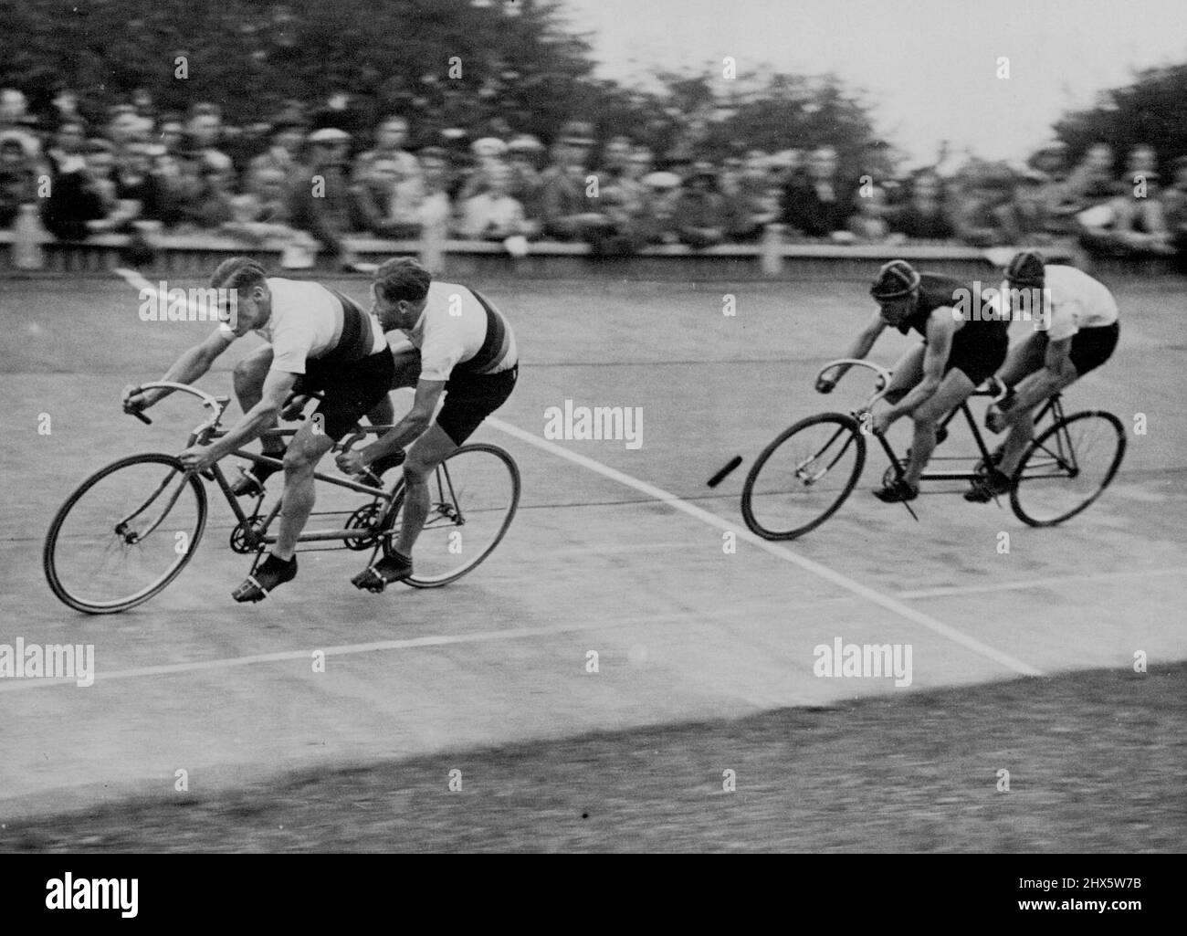 Großer Sieg der deutschen Fahrer - Richter und Merkens führen Sibbit und Horn während des Rennens an. Berühmte deutsche Radler, Albert Richter, der Amateur-Weltmeister und Tony Merkens, waren gegen die Engländer J.E. erfolgreich Sibbit, der nationale Sprint-Champion und D.S. Horn, Inhaber des N.C.U.26-Meilen-Titels, beim Treffen der Radsportmeister in Herne Hill. Die beiden Kontinentalfahrer schlugen die Engländer in einem Tandem-Match über zwei Runden (1.006 Yds) um ein halbes Dutzend Zoll. 24. Oktober 1932. (Foto von Stockfoto