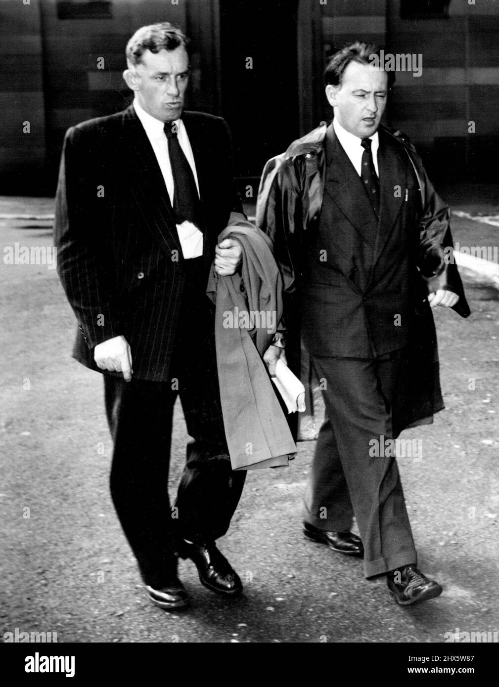 Spionage Royal Commission Geoffrey Ronald Anderson verlässt das Gericht mit seinem Anwalt, Anwalt B.R. Meilen. Anderson wurde von Windeyer Q.C. über seine Zugehörigkeit zur Kommunistischen Partei Cross-untersucht. 25. Januar 1955. Stockfoto
