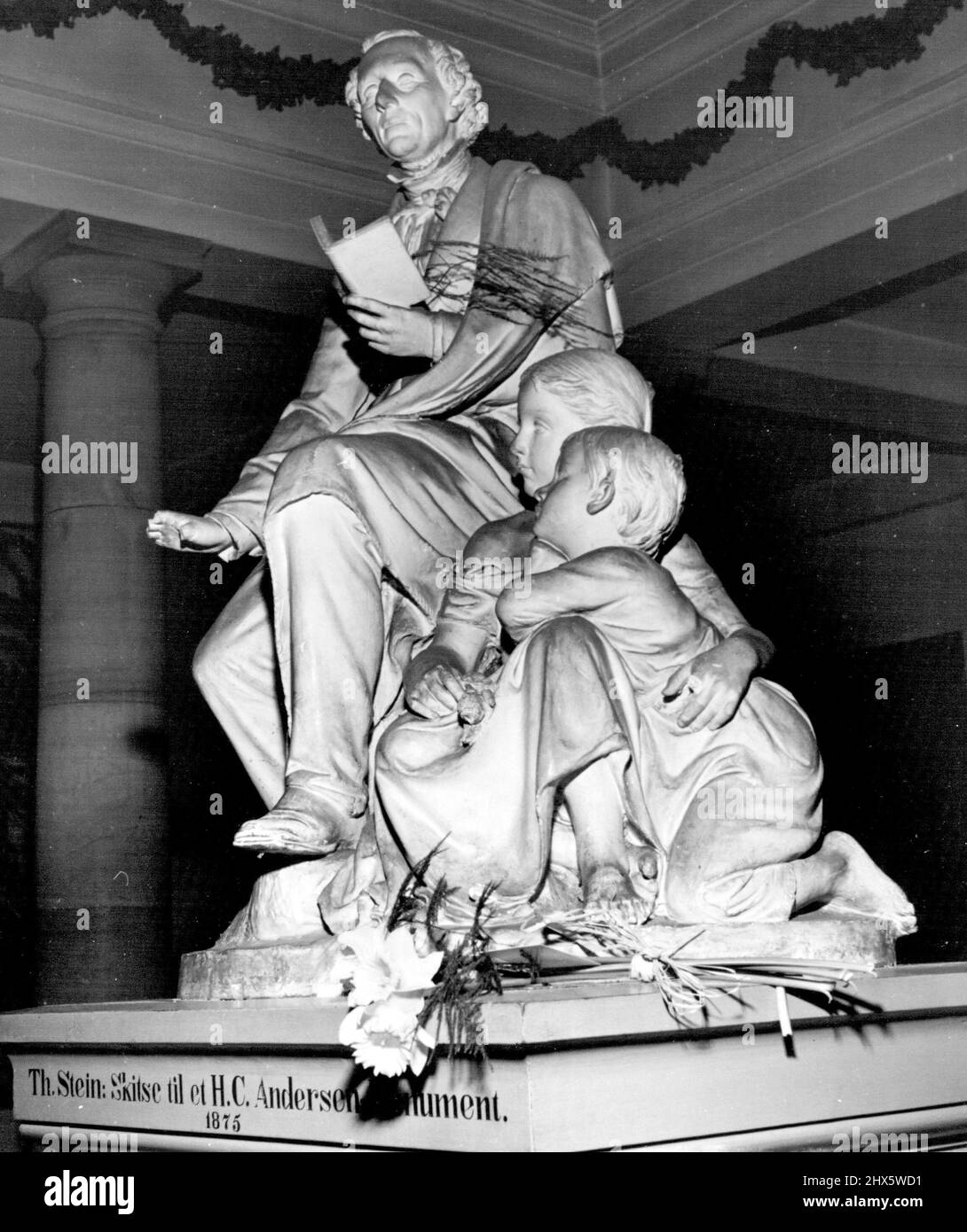 Danes Honor Favourite Son -- Hans Christian Andersen, einer der beliebtesten Märchenerzähler der Welt, wird mit dieser wunderschönen Statue in einem Museum in der Nähe seines Geburtshauses in Odense, Dänemark, gedenkt. 11. April 1952. (Foto von United Press Photo). Stockfoto