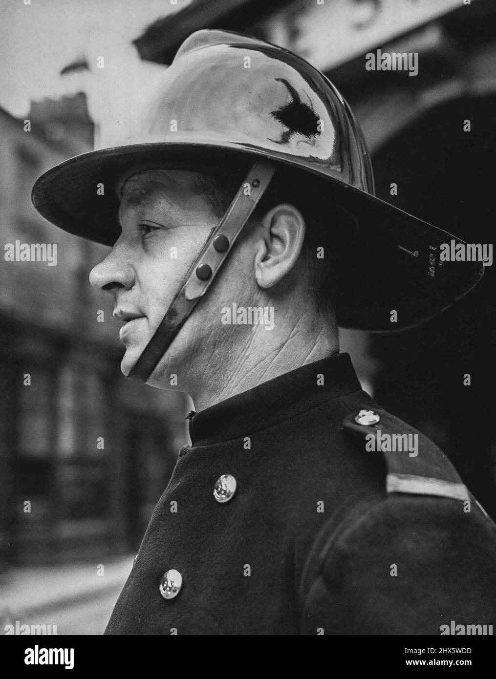 Kunststoffe für Safer Firer-Fightin die „New Look“-Kurve bietet führenden Feuerwehrmann J. Love zusätzlichen Nackenschutz. Er ist in Maidstone, Kent, stationiert. Die neueste Idee, das Feuerwehrgut einfacher und sicherer zu machen, ist der Einsatz von Helmen aus speziell behandeltem Kunststoff. Sie sind leicht und komfortabel und halten den Gefahren des Kontakts mit Hochspannungskabeln stand und schützen den Feuerwehrmann dennoch vor herabfallenden Ablagerungen und scharfen Gegenständen. 8. März 1949. (Foto von Reuterphoto). Stockfoto