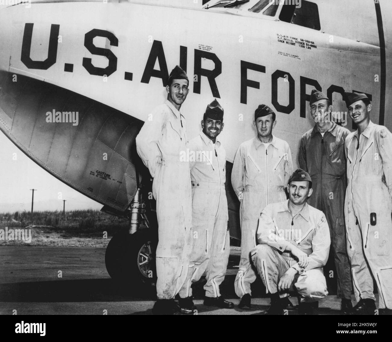 Besatzung der US Air Force SA-16, die die Überlebenden von Cathay Airliner rettete die Besatzung der US Air Force SA.-16 Amphibienrettungsflugzeug des 31. Air Rescue Squadron auf der Clark Air Force Base, Philippinen, Das Bild oben zeigt, wie neun Überlebende aus dem britischen Flugzeug Cathay Pacific gerettet wurden, das letzte Woche von zwei prop-getriebenen kommunistischen Kämpfern in der Nähe der Insel Hainan abgeschossen wurde. Vor dem Flugzeug knieend Capt. Jack Woodyard, Flugzeugkommandant. Stehender Bereich (von links nach rechts) S/Sgto Doug Blair, Ingenieur Stockfoto