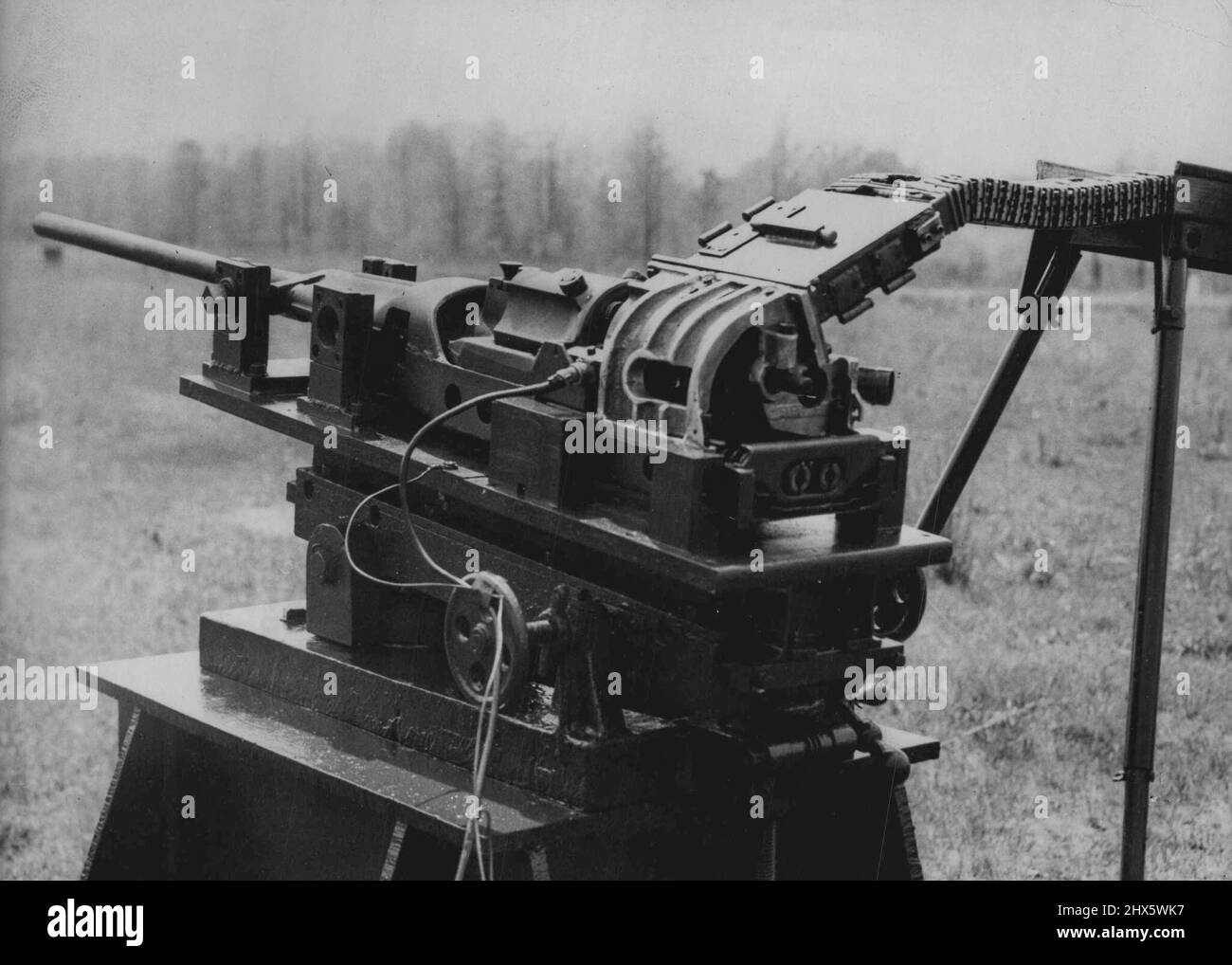 Neue Automatikpistole für US-Flugzeuge -- Die neue 20-MM-Kanone.Eine neue automatische Kanone, die M39, wurde für den Einsatz in den neuesten Kampfflugzeugen der US-Luftwaffe entwickelt.die neue Kanone mit einer 20-MM-Bohrung war das Produkt der Teamarbeit zwischen der Luftwaffe, der Armee und der Privatindustrie. 11.Mai 1954. (Foto von Paul Popper Ltd.). Stockfoto