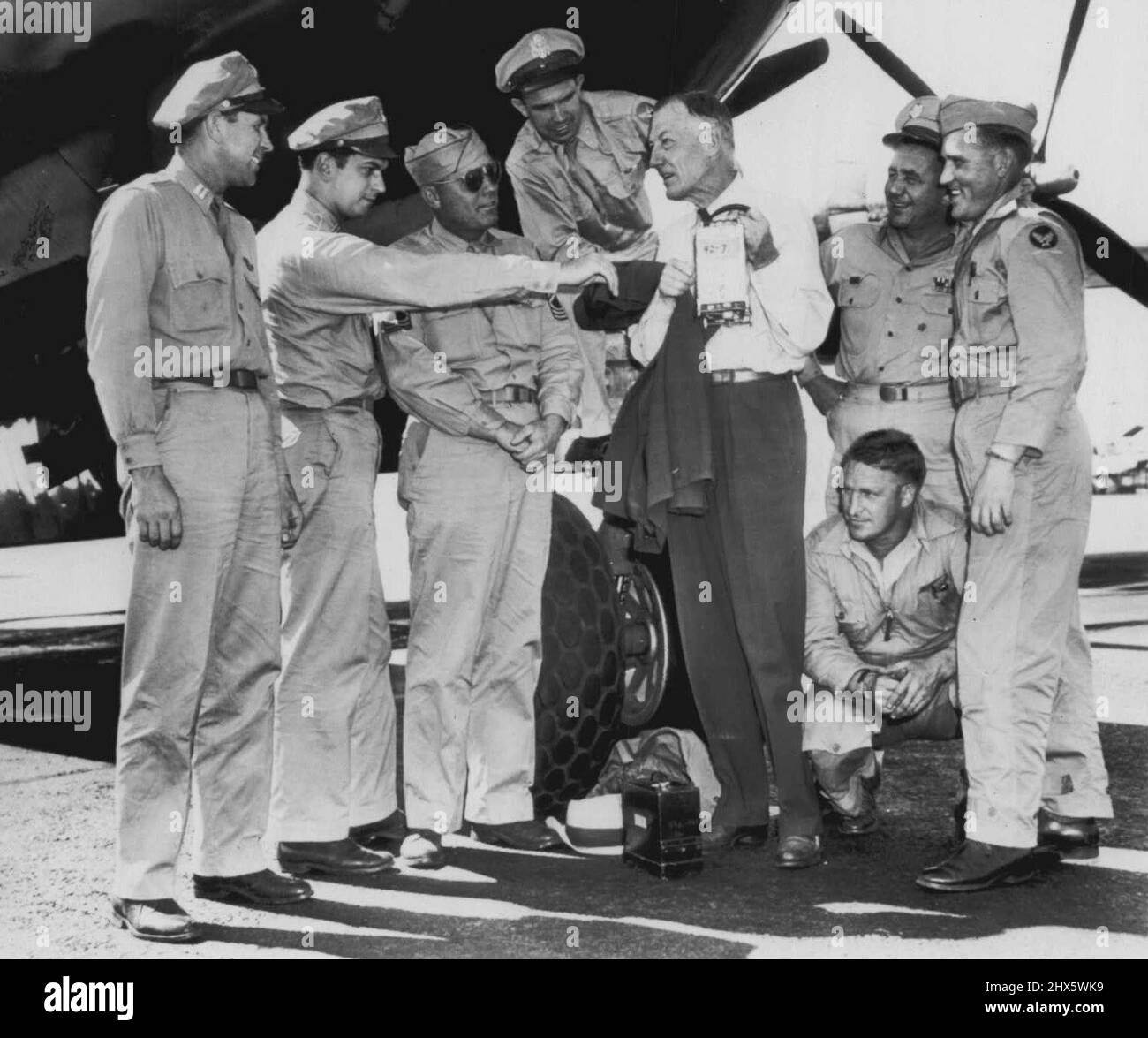 Crew nach Rekordflug -- Crew-Mitglieder einer Armee B-29 schauen über ihre versiegelten Fluginstrumente, nachdem sie heute in sieben Stunden, 28 Minuten von New York nach Burbank gefahren sind und Larry Therkelsen, den offiziellen N.A.A., gegründet haben Timer. Die Flieger, von links nach rechts: Capt. B.L. Grubaugh, Pilot Stockfoto