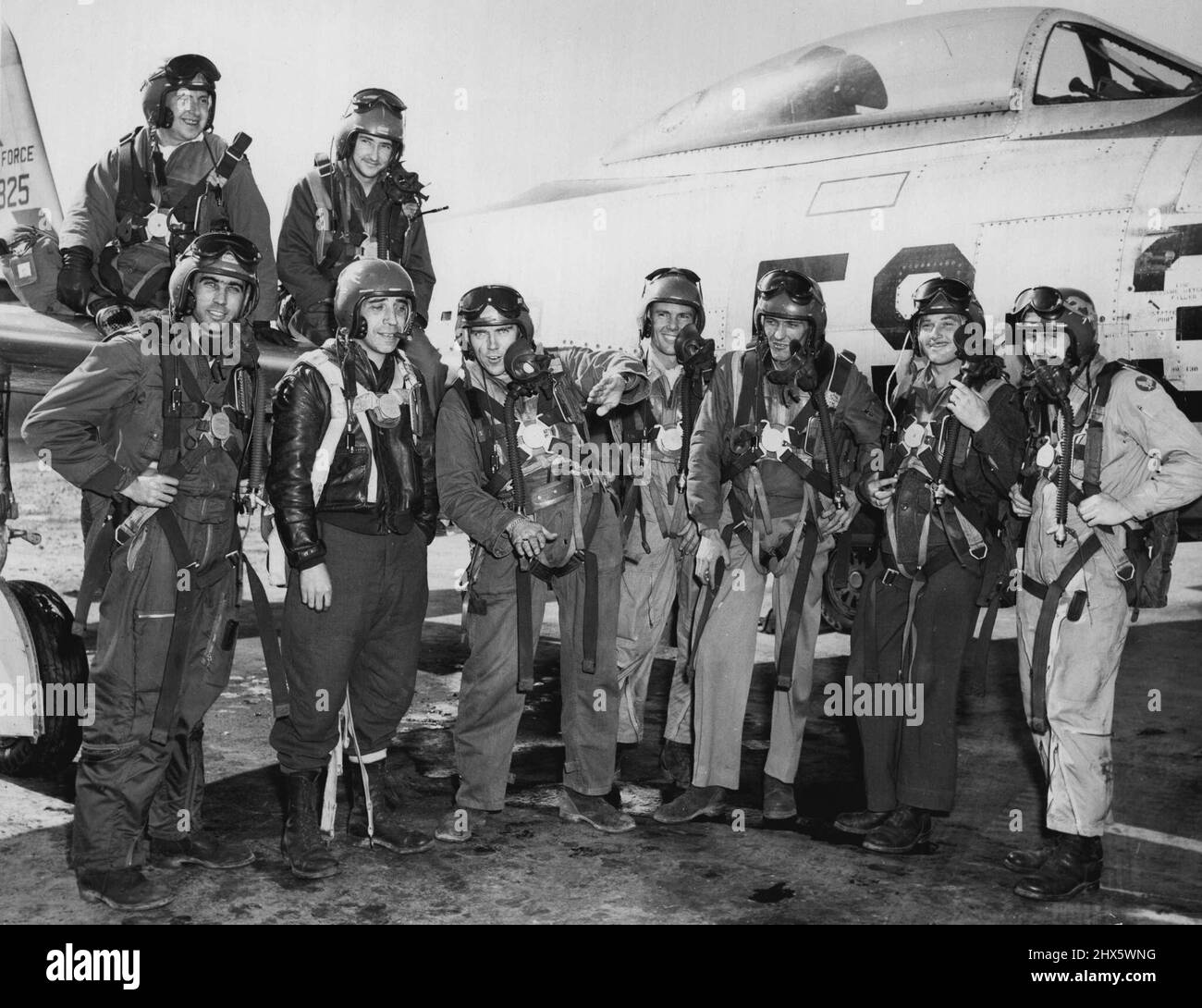 MiG-Sieger: Eine Flugbasis in Japan -- Eine Gruppe glücklicher junger F-84-Thunder-Piloten der 27. Fighter Escort Group der Fifth Air Force lächelt breit. Sie sind gerade von der größten Luftschlacht des Koreakrieges zurückgekehrt, in der etwa 115 F-84 Thunder Lets und F-86 Sabrejets der Fünften Luftwaffe mit 80 feindlichen MIC-15-Kampfflugzeugern verwickelt waren, die versuchten, Eine große Formation von B-29 Superforts April 12 in der Nähe des Yalu Flusses in Nordkorea. Während eines heftigen, hoch gelegenen Kampfes, mehr Th Stockfoto