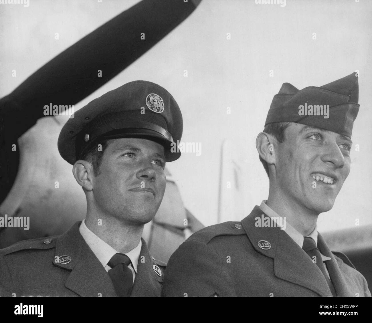 Zwei amerikanische Flieger Alton Childers 22 aus Wyoming und Bruce Winston 20 aus Kalifornien, die heute mit der US Air Force Globemaster in Sydney ankamen. Die Jungen verlobt sich in Melbourne. 25.Mai 1955. Stockfoto