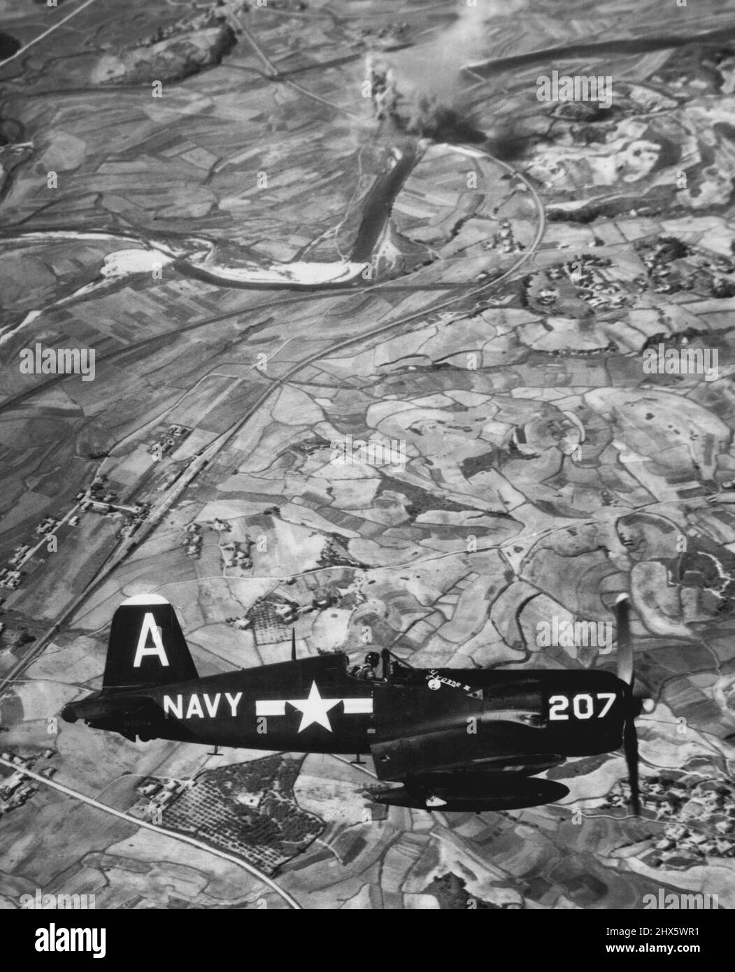 Navy Carrier-Flugzeuge fahren fort, nordkoreanische Ziele zu bombastern -- Nachdem er sich aus seinem Tauchgang herausgezogen hat, Ein Navy Corsair-Kampfflugzeug/Pilot wird in die Höhe gestaffelt, um auf die Zerstörung des Ziels zurückzublicken - eine feindliche Autobahnbrücke, die ein paar milere Cuteido, die bolcaguured Stadt Wensan an der ostkoreanischen Küste, steuert.das Flugzeug wird von LT. Robert Pitner, USNR von New Albany, Mississippi, gelotet. Kurz nach dem Start wurde er in den Heimatdienst der Marine mit einer ehemaligen Marine-Luftwaffenstation, Memphis, Reserve-Geschwader, zurückgerufen Stockfoto