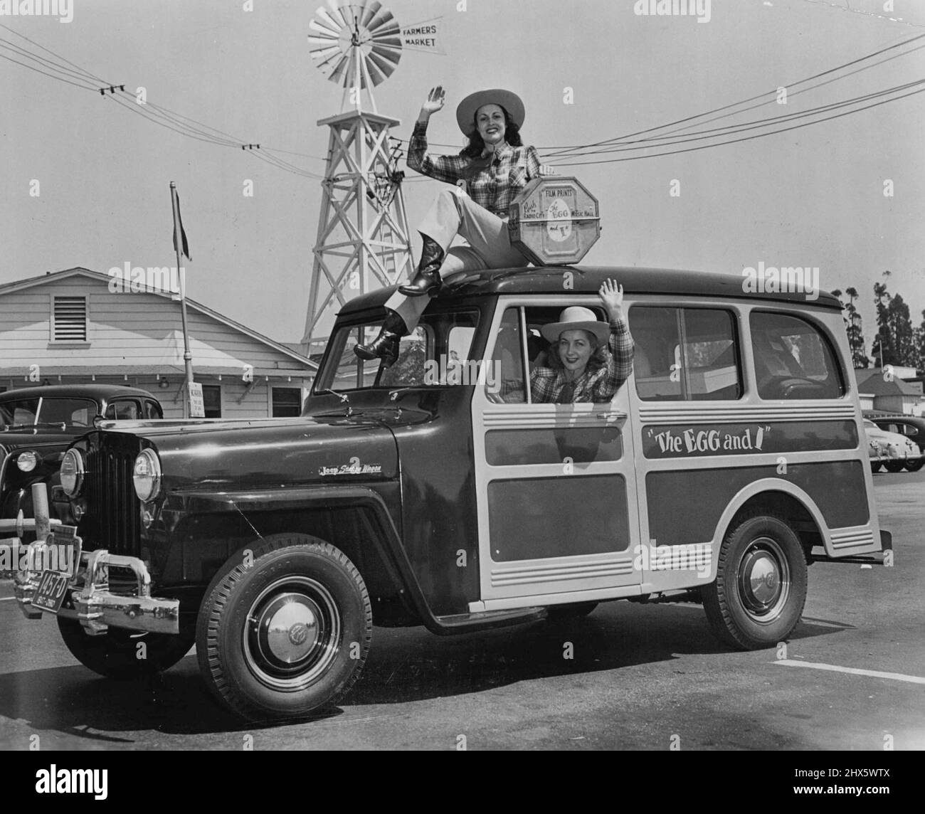 Die Filmstarts Judith Woodbury und Joan McTavish werden mit einem Druck von „The Egg and I“ abgebildet, als sie Los Angeles' berühmten Bauernmarkt auf dem Weg nach New York City verließen. Das Mädchen, das in der Filmversion von The Betty MacDonald best­seller zu sehen war, lieferte auch einen Obstkorb und ein Dutzend Eier an den Bürgermeister von New York O'Dwyer - Komplimente von Claudette Colbert und Fred MacMurray, Mitstars von 'The Egg and I'. 09. Februar 1948. Stockfoto