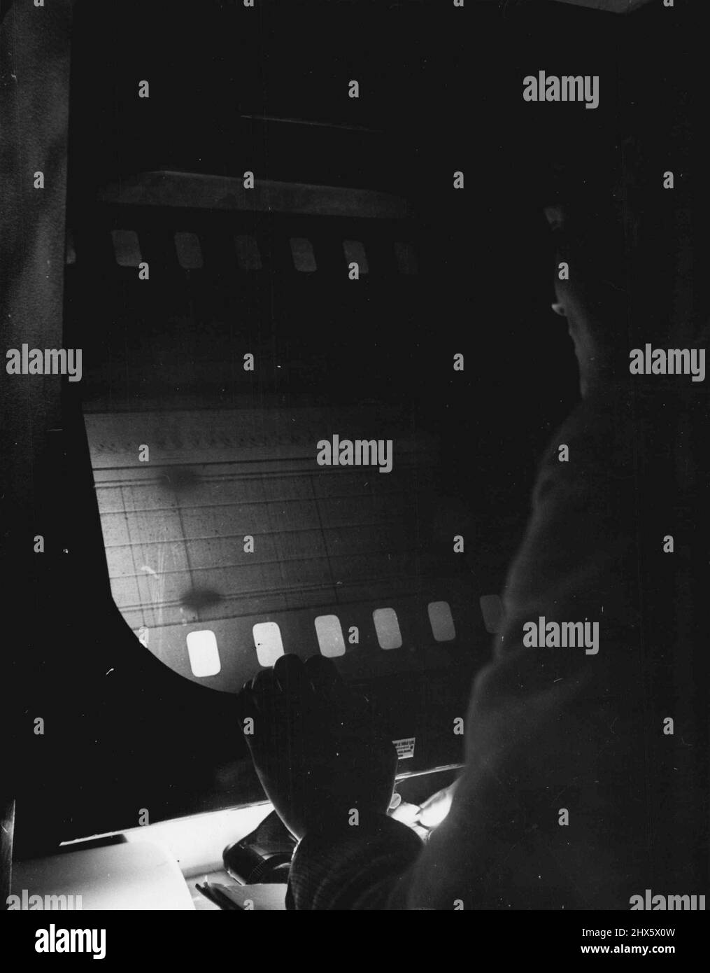 Das größte Radioteleskop der Welt -- entworfen und gebaut von Mitgliedern der Physikalischen Labors der Manchester University, an der Jodrell Bank Experimental Station in Ceshire. Im Inneren der Radiant-Hütte wird das Erscheinen von Metern am Himmel anhand des visuellen Eindrucks auf dem Radarschirm mittels Cine-Film aufgezeichnet, der Tag und Nacht kontinuierlich mit sehr langsamer Geschwindigkeit durchläuft. Nach der Entwicklung wird der Film auf diese Leinwand projiziert, wo er von Gerald Ha untersucht und analysiert wird Stockfoto