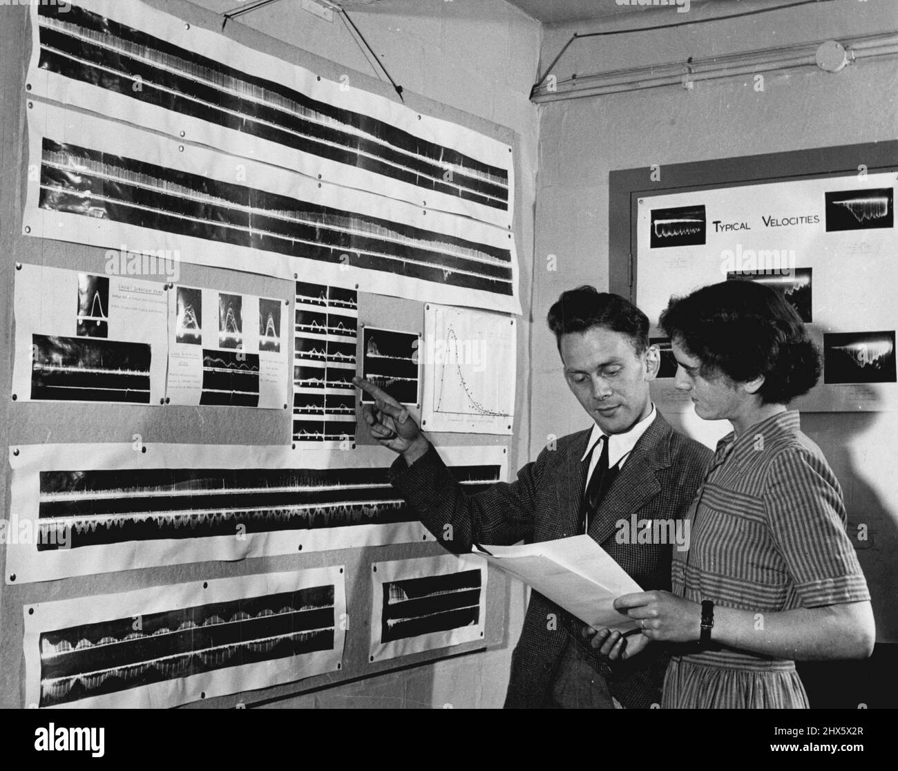 Das größte Radioteleskop der Welt. Entworfen und gebaut von Mitgliedern der Physikalischen Laboratorien der Manchester University in der Jodrell Bank Experimental Station, in der Stadt. Im Radioteleskop Receiving Hut werden die Aufnahmen von Radiogeräuschen, die in den letzten 24 Stunden aufgenommen wurden, täglich überprüft und analysiert. Die Ergebnisse werden mit den Ergebnissen der Vortage verglichen, und Funkgeräusche, die durch vorbeifahrende Autos oder Flugzeuge verursacht wurden, werden eliminiert, der Rest wird als Lärm der Sterne eingetragen. (Der sta Stockfoto