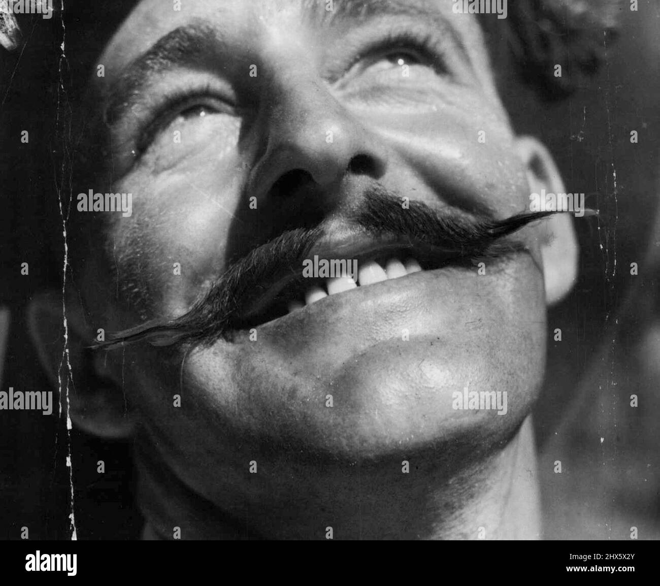 Truppen, seit ihrer Ankunft im Nordwesten entwickeln eine Vielzahl von Schnurrbart pte L.R.B. Jones. 9. August 1943. (Foto von H. Rodda). Stockfoto