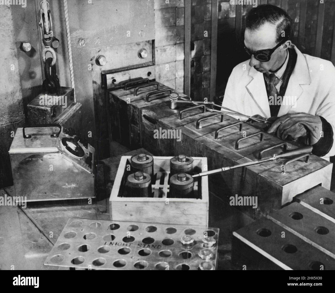 Umgang mit radioaktiven Isotopen. 10. Oktober 1949. Stockfoto