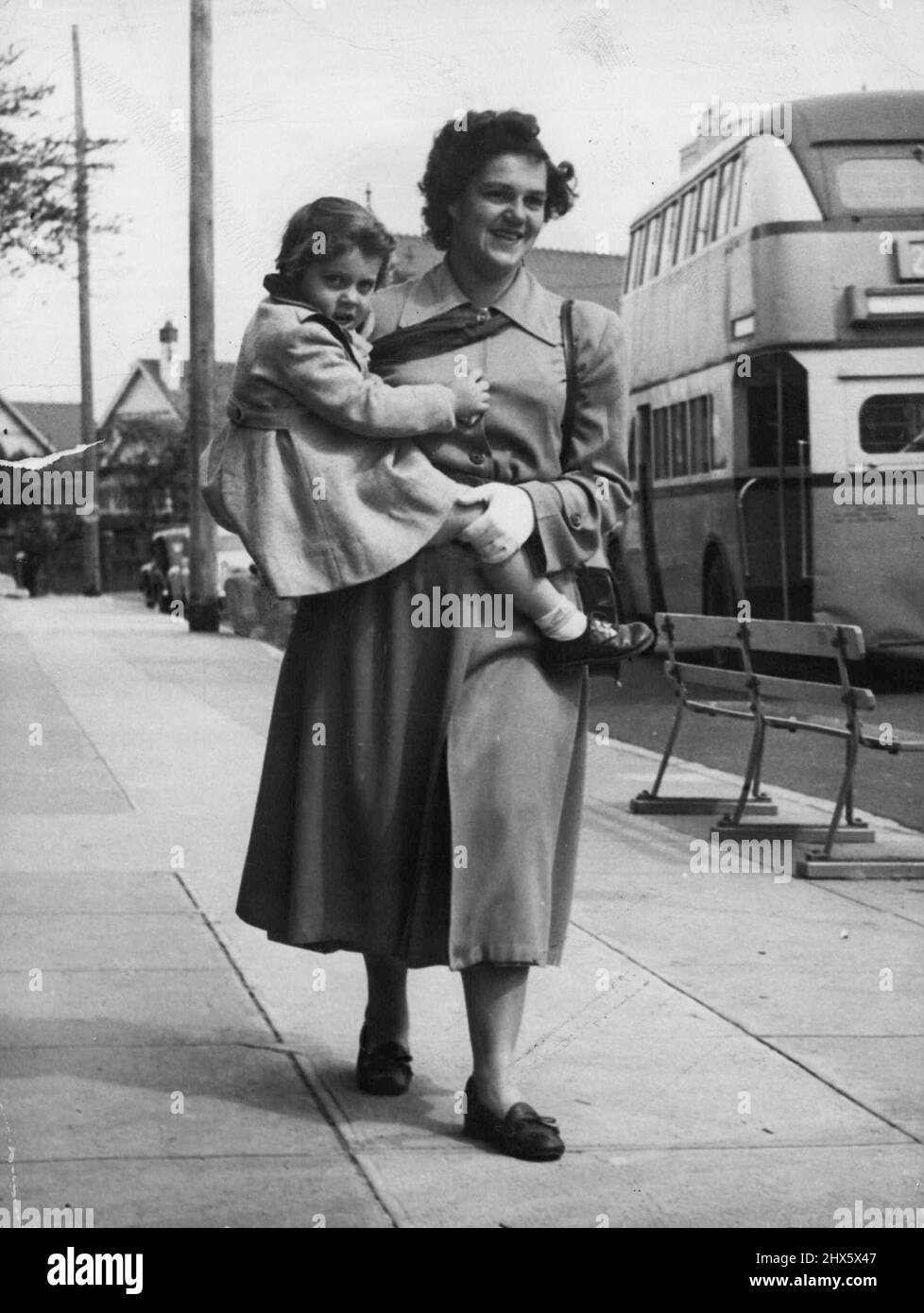 Mrs. J. Davies findet es einen anstrengenden Morgen beim Einkaufen, wenn ein Paket dieser Größe getragen werden muss. Die Tochter, deren Füße schon vor dem Kauf der Lebensmittel Schmerzen, ist nicht beunruhigt. 3. Oktober 1952. Stockfoto