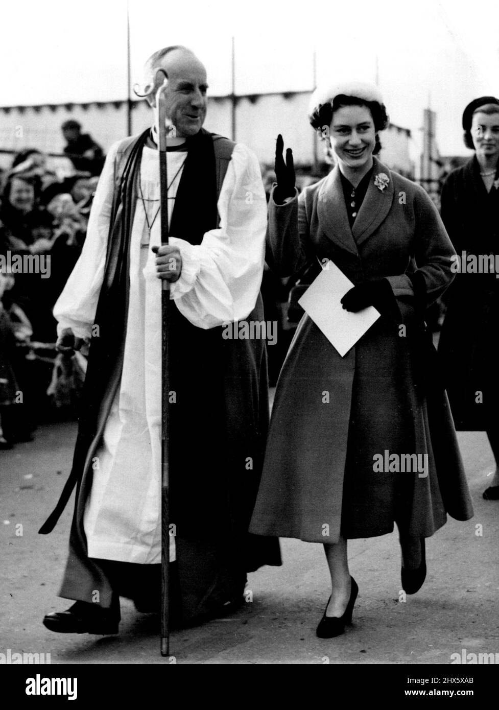 ***** Prinzessin Margaret und der Bischof von Chelmsford die rechte Revernd S.F. Allison heute (Mittwoch) in Plaistow im Londoner Osten ***** Wo die Prinzessin die Zeremonie vorführte, wird die Kirche St. Phillip's eine während des ***** zerstörte ersetzen Als es zweimal bombardiert wurde, ist es ***** Um etwa 23.000 £zu kosten, von denen etwa £2.000 von der Kriegsschadenkommission bezahlt werden. 24. Februar 1954. (Foto von Reuterphoto). Stockfoto