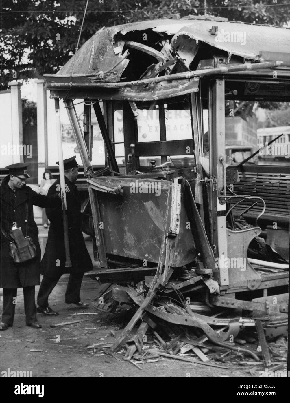 Shattered Front of a Runaway Tram in Green's - Road, Paddington, heute, nachdem sie mit einer Straßenbahn in Bronte zusammengebrochen war. Der östliche Vorstadtverkehr war 90 Minuten lang unorganisiert. 17. Juli 1948. Stockfoto