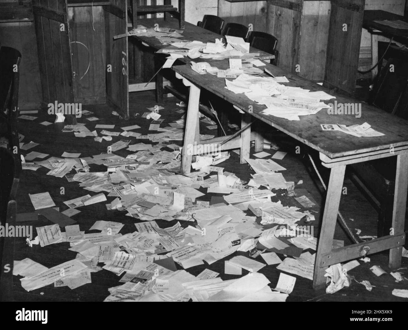 Nachwirkungen: Der vermüllte Boden am zentralen Wahllokal im Rathaus war gestern eine stille Erinnerung an einen hektischen Wahltag. 04. Oktober 1946. (Foto von C. Mail Special Photo Service).;Nachwirkungen: Der vermüllte Boden am zentralen Wahllokal im Rathaus war gestern eine stille Erinnerung an einen hektischen Wahltag. Stockfoto