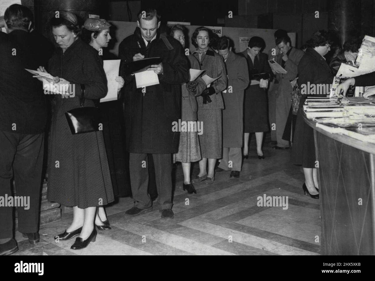 Die Wahlen In Australien: „Aussies“ Stimmen In London Ab. Die Szene im Australia House, London, als sich Australier in Großbritannien anstellen, um ihre Stimmen aufzuzeichnen. 11. Dezember 1955. (Foto von Sport & General Press Agency Limited);die Wahlen in Australien: „Aussies“ stimmen in London ab. Die Szene im Australia House, London, als sich Australier in Großbritannien anstellen, um ihre Stimmen aufzuzeichnen. Stockfoto