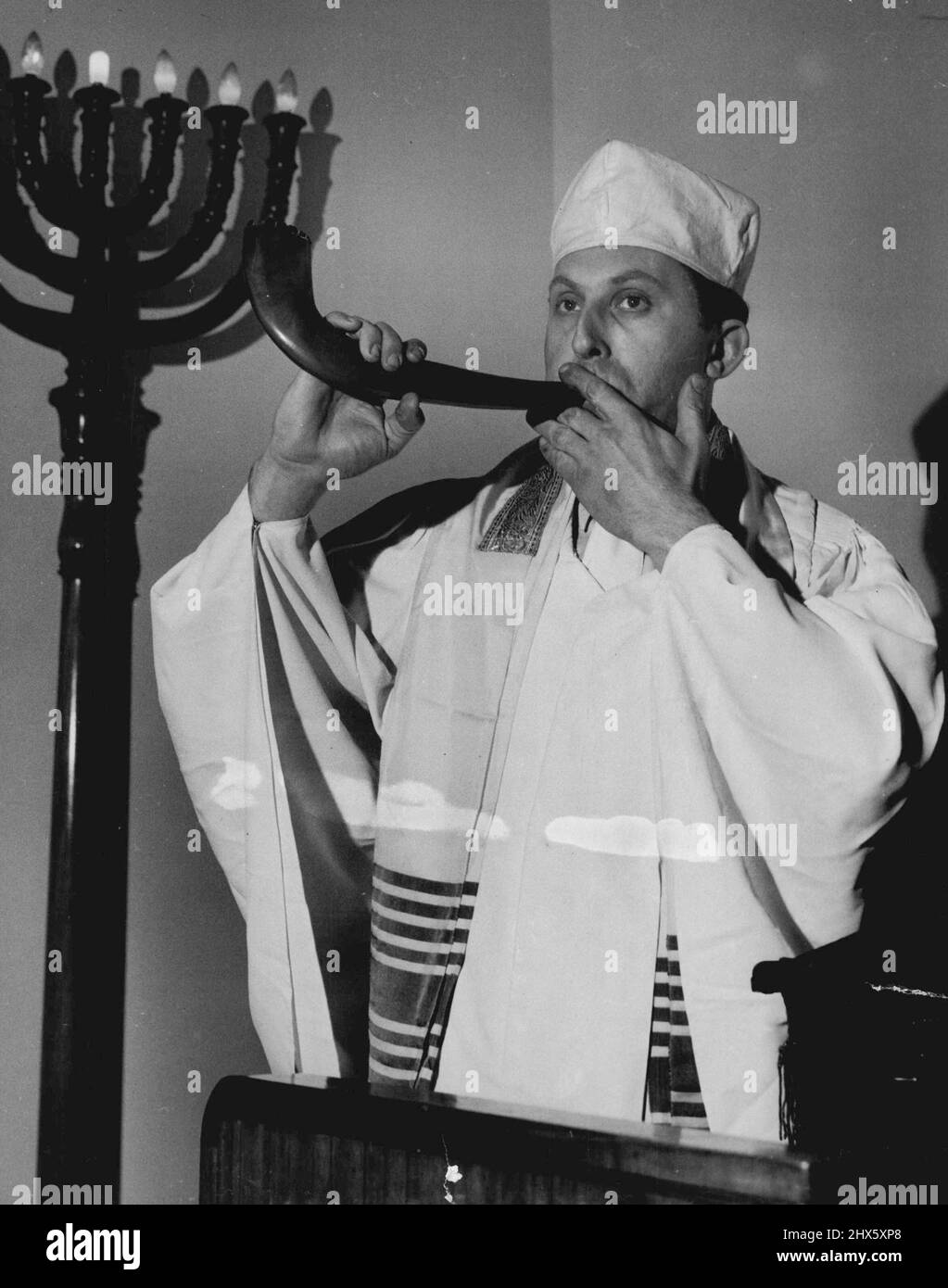Der Kantor bläst das Widderhorn, den Shofar genannt. Eines der ältesten bekannten Blasinstrumente, unverändert von der Einfachheit der Vorgeschichte, sein ***** Nachhall in der Synagoge, Aufruf zum Gewissen des Menschen, ***** Schließlich erinnert das Widderhorn an seinen alten Zweck, den Unterdrückten Freiheit zu verkünden. Aus diesem Grund überreichte der damalige Generalkonsul Israels in New York 1956 der Stadt Philadelphia einen Shofar (wie das Widderhorn auf Hebräisch genannt wird), um zu seiner Freiheit hinzukommen Stockfoto