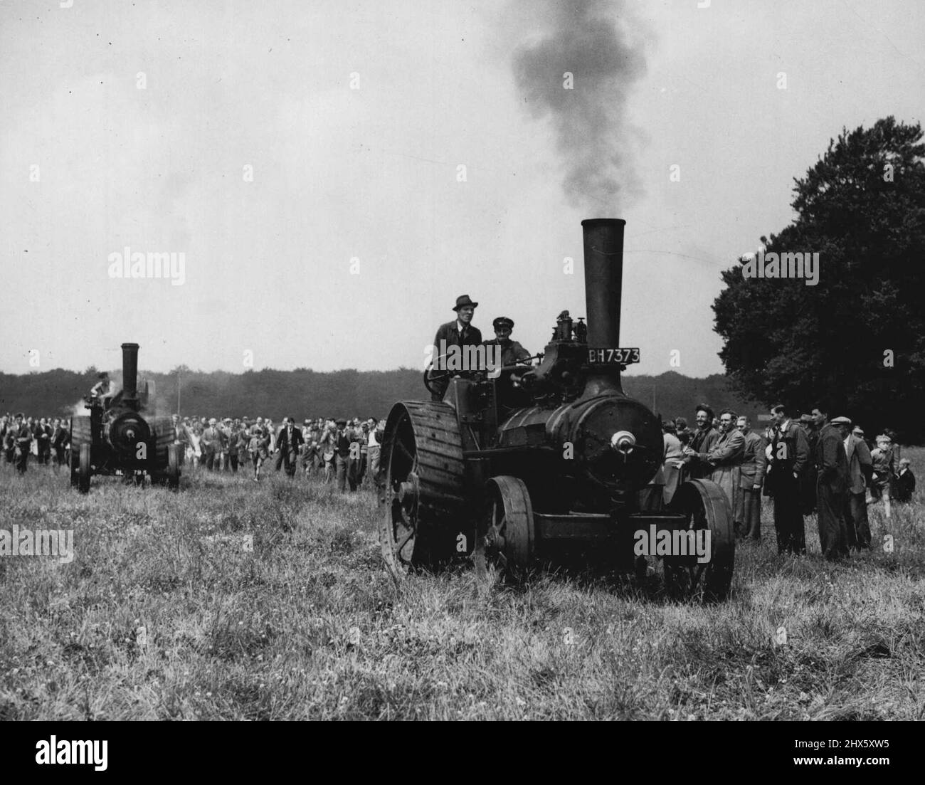 Das Ziel, napper mit 'old timer' gewinnt um viele Längen von Romanes 'Eileen'. Zwei Dampflokomotiven Rennen heute um eine Wette in Nettlebed, nahe Reading. 24. Juni 51. (Harris). 24. Juni 1951. (Foto von Paul Popper Ltd.);das Ziel, napper mit 'Old Timer' gewinnt um Längen von Romanes 'Eileen'. Zwei Dampflokomotiven Rennen heute um eine Wette in Nettlebed, nahe Reading. 24. Juni 51. Stockfoto