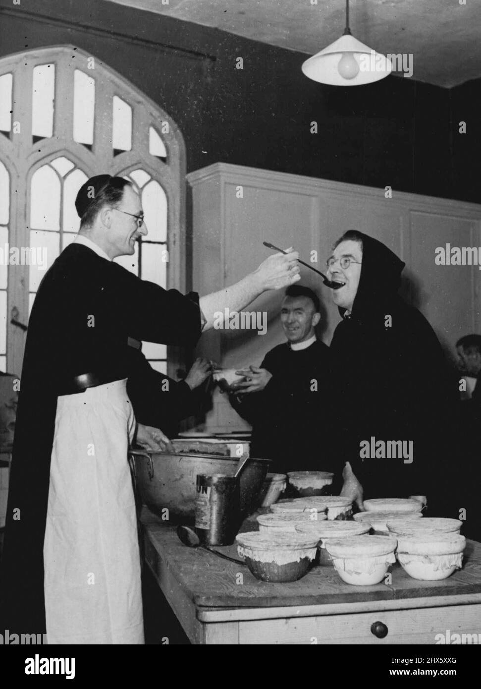 „Der Beweis für den Pudding liegt beim Essen“ wurde nie besser demonstriert, als wenn Bruder Ephrem, Chefkoch, einen Probelöffel ausgibt. 19. Dezember 1946. (Photo by Mirror Features). ;'der Beweis des Puddings liegt im Essen' wurde nie besser demonstriert, als wenn Bruder Ephrem, Chefkoch, einen Probelöffel ausgibt. Stockfoto