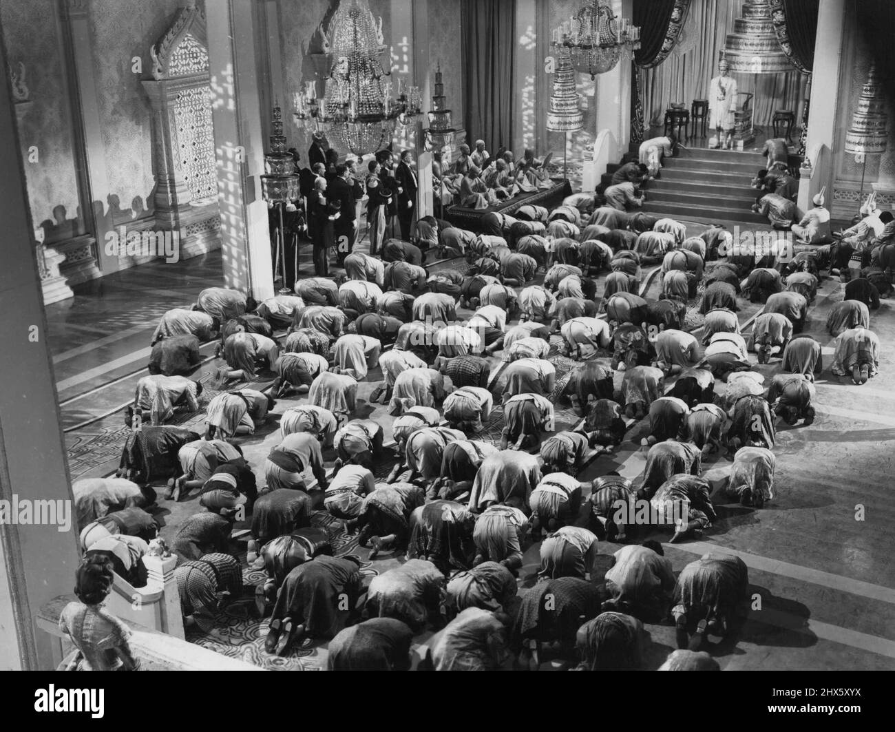 Ein Fuchsbild des 20. Jahrhunderts. Darryl F. Zanuck präsentiert Irene Dunne, Rex Harrison Linda Darnell in „Anna and the King of Siam“ mit Lee J. Cobb, Gale Sondergaard, Mikhail Rasumny, Dennis Hoey, Tito Renaldo, Richard Lyon. Regie: John Cromwell, Produktion: Louis D. Lighton. 23.Mai 1953. (Foto von Twentieth Century-Fox);Ein Fuchsbild des zwanzigsten Jahrhunderts. Darryl F. Zanuck präsentiert Irene Dunne, Rex Harrison Linda Darnell in „Anna and the King of Siam“ mit Lee J. Cobb, Gale Sondergaard, Mikha Stockfoto