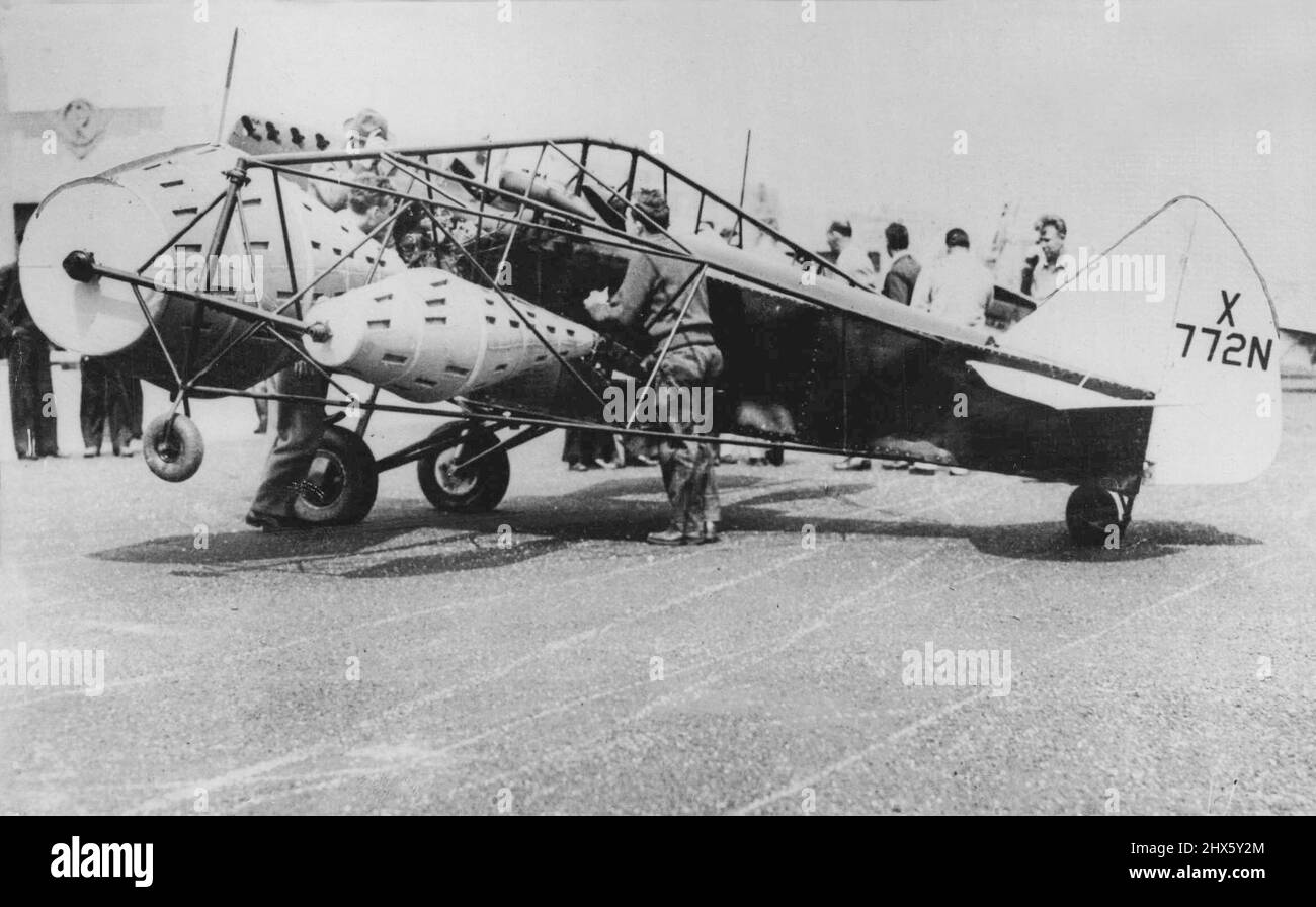 Flügelloses Flugzeug, mit vier konischen Spindeln anstelle von Flügeln, entworfen von 2. C. Popper, Entwicklungsingenieur, bei Roosvelt Field, und hat ihn in Kürze getestet. 12. Juli 1932. (Foto von Keystone View Company).;Wingless Airplane, mit vier konischen Spindeln anstelle von Flügeln, entworfen von 2. C. Popper, Entwicklungsingenieur, bei Roosvelt Field, und hat ihn in Kürze getestet. Stockfoto