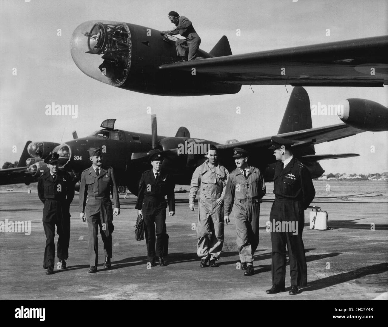 Neptune Squadron für Richmond Diese neuesten Long Range Anti-U-Boot-Flugzeuge im Wert von jeweils £600,000. Sind jetzt an ihrem neuen Stützpunkt nach Richmond. Der SQ IIth (M.R.). RAAF ist mit Neptunes der amerikanischen P2U-5 ausgestattet. Die Flugzeuge werden von Aust geflogen. Englische und amerikanische Piloten. Die Besatzung einer von ihnen, die von der Patrouille vor der Küste zurückkehrt. 15. Juni 1954. (Foto von Gordon Herbert Short/Fairfax Media).;Neptune Squadron für Richmond Diese neuesten Langstreckenflugzeuge gegen U-Boot im Wert von jeweils £600,000. Sind jetzt bei ihren neuen Stockfoto