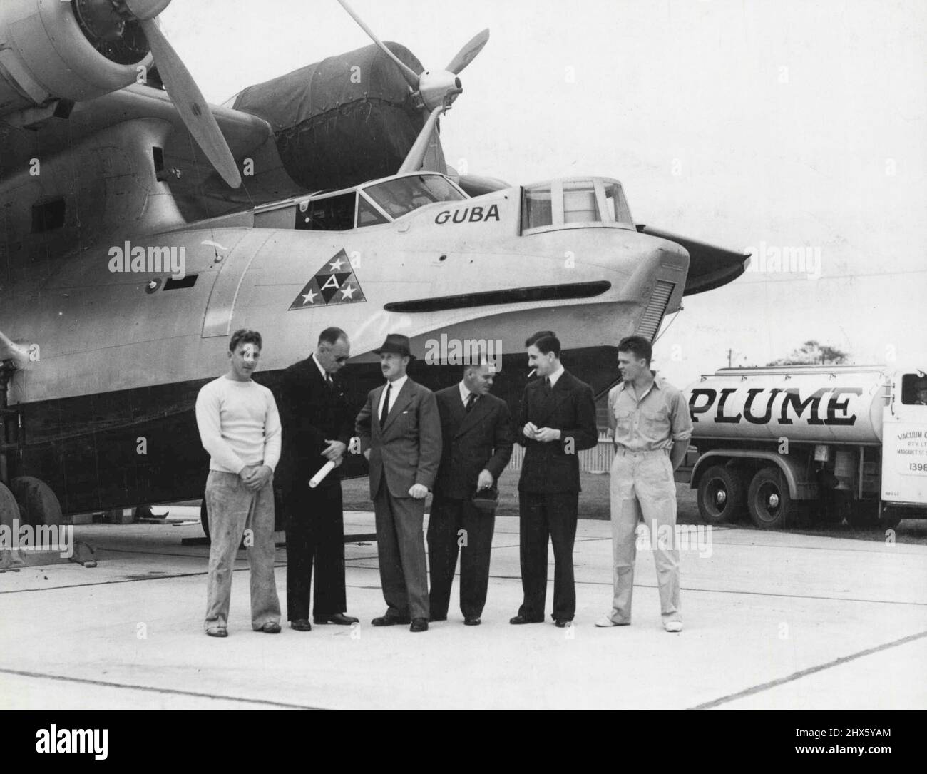 Das Flugboot „Guba“ und 6 Besatzungsmitglieder der WHO werden von Australien nach Afrika über den Indischen Ozean fliegen. Vacuum Oil Company hat Benzin- und Öllieferungen auf Cocos Island, Diego Garcia Island und auf den Seychellen festgelegt. L bis R. - J. Brown (Mechaniker) Captain L.A. Yancey (Navigator) Kapitän P.G. Taylor (verantwortlich für die Umfrage, für die Commonwealth-Regierung) R. Rogers (Pilot) J. Percival Jnr.(2. Vertreter der Commonwealth-Regierung und offizieller Zeitungskorrespondent) S. Berrinka ( Stockfoto