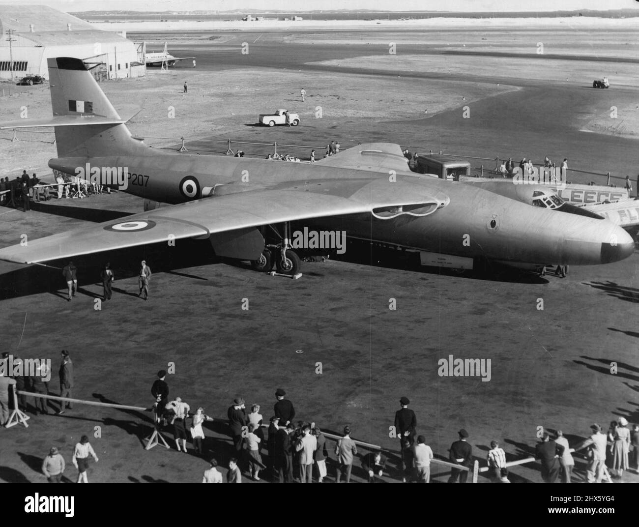 Der britische V-Bomber kommt -- der Vickers-Armstrong-Tapfere, der nach seiner heutigen Ankunft in Mascot ausgestellt wurde. Um ihn herum wurden schnell Barrikaden errichtet. 12. September 1955. (Foto von Ronald Leslie Stewart/Fairfax Media).;der britische V-Bomber kommt an -- der Vickers-Armstrong-Tapfere, der nach seiner heutigen Ankunft in Mascot ausgestellt wurde. Um ihn herum wurden schnell Barrikaden errichtet. Stockfoto