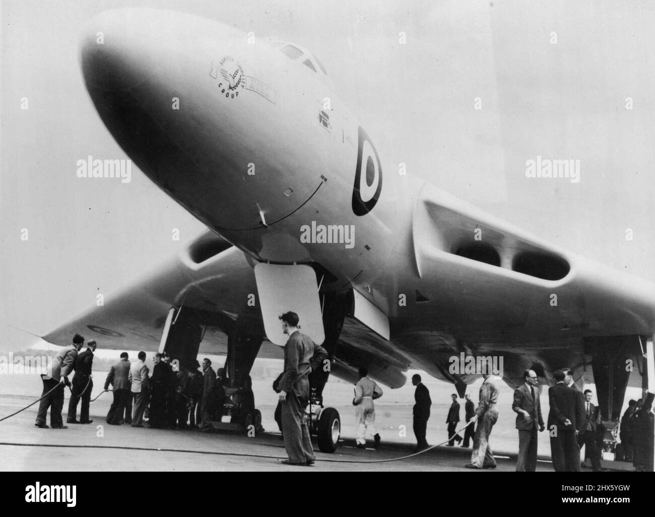 Großbritanniens vier-Jet-Delta-Bomber May Fly Over Air Show -- eine beeindruckende Ansicht von Großbritanniens erstem Delta-Flügel-Düsenbomber - wahrscheinlich der einzige seiner Art auf der Welt - dem Avro 698. Das Flugzeug absolvierte vor kurzem einen 36-minütigen Erstflug und wird voraussichtlich auf der Society of British Aircraft Constructor's Show in Farnborough, Hampshire, einen Flugauftritt zeigen. Es wurde bekannt gegeben, dass die britische Regierung beschlossen hat, eine beträchtliche Anzahl für die Royal Air Force zu bestellen, ohne auf Flugwege warten zu müssen. Stockfoto