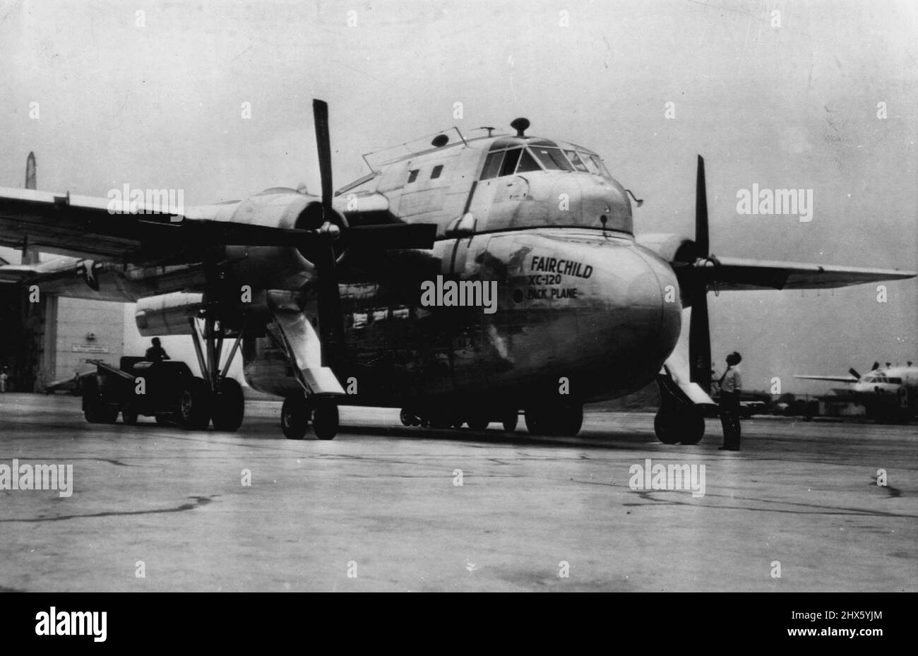 "Trailer-Truck"-Flugzeug für Luftstreitungstests -- das Fairchild XC-120 Pack-Flugzeug, das entworfen wurde, um seinen beladenen Rumpf am Ziel zu verlassen und zu einem weiteren mit Ladung beladenen "Bauch" abzuheben, gibt sein Debüt als revolutionäres neues militärisches Transportflugzeug. Das Schiff verfügt über einen abnehmbaren Rumpf auf separaten Rädern, der zur späteren Entladung auf dem Boden gelassen werden kann. Der Rumpf hat eine Kapazität von 20.000 Pfund. 22. Februar 1951.; 'Trailer-Truck'-Flugzeug für Luftwaffenversuche -- das Fairchild XC-120 Pack-Flugzeug, designe Stockfoto