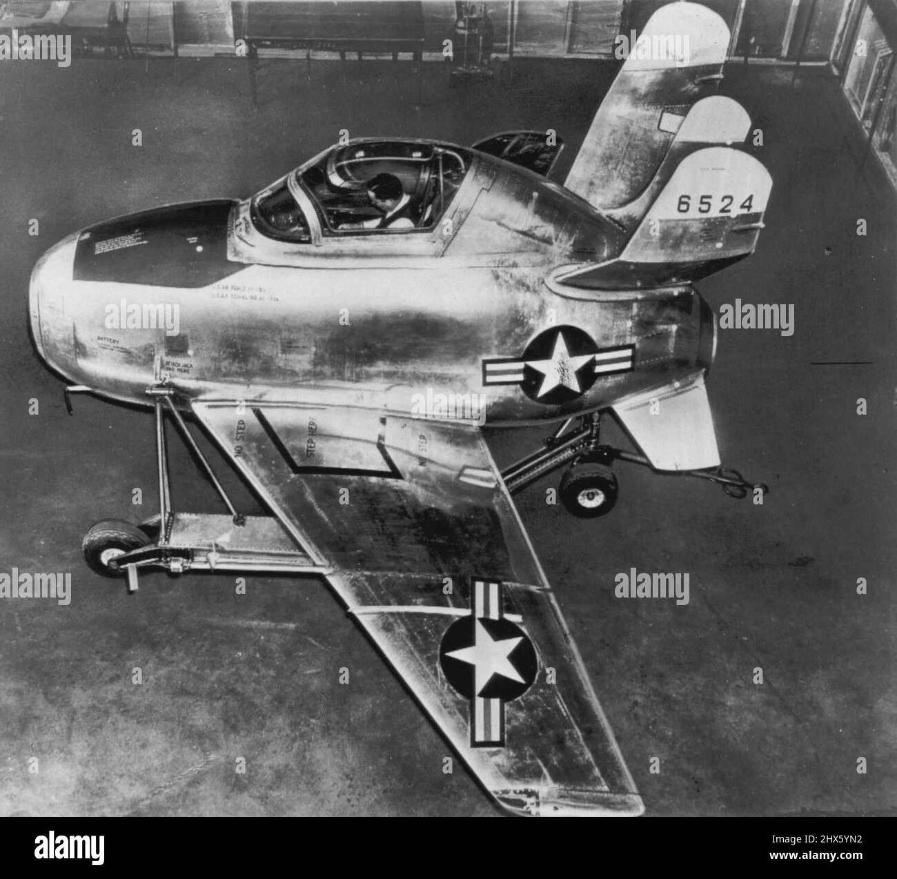 „Parasite“-Kampfflugzeug – der XF-85 (oben) ist auf einem speziellen Dolly montiert, dem neuen „Parasite“-Kampfflugzeug der US-Luftwaffe, das für Boden- und Windtunneltests bereit ist. Das Flugzeug hat kein Fahrwerk und ist so konzipiert, dass es in die Bombenbucht einer B-36 passt, von der aus alle Landungen und Starts mittels eines Anschlagmechanismus erfolgen. Craft hat eine Flügelspannweite von 21 Fuß und ist 15 Fuß lang. Die Flügel werden innerhalb der Bombenbucht zurückgefaltet. Die ungerade Heckbaugruppe sorgt für maximale Flugstabilität und lässt es dennoch zu Stockfoto