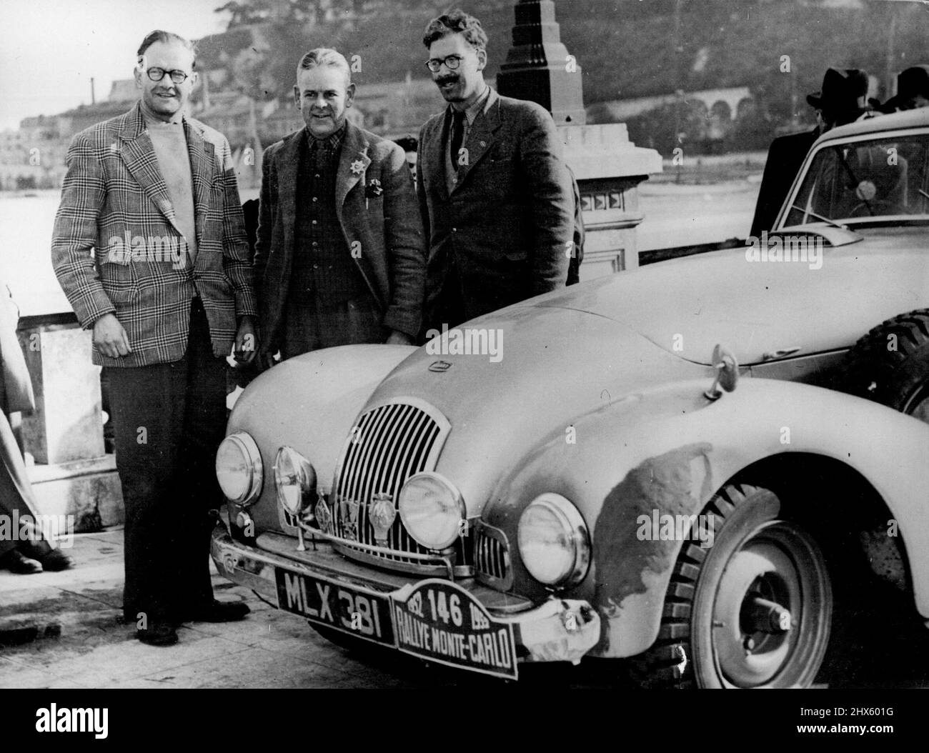 British Car gewinnt die Rallye Monte Carlo -- Sidney Allard (links) mit seinen Co-Piloten in Monte Carlo nach dem Sieg der Rallye.die britischen Autos wurden bei der Rallye Monte Carlo erster und zweiter. Sidney H. Allard fuhr mit seinem eigenen Allard-Auto an erster Stelle und gewann die Trophäe für Großbritannien zum ersten Mal seit 21 Jahren.Zweiter kam Stirling Moss, der berühmte 22-jährige britische Rennfahrer, der einen Sunbeam-Talbot fuhr.drei der nächsten vier Autos, die eintrafen, waren ebenfalls Briten. Sidney Allard, Motoreningenieur und ca. Stockfoto