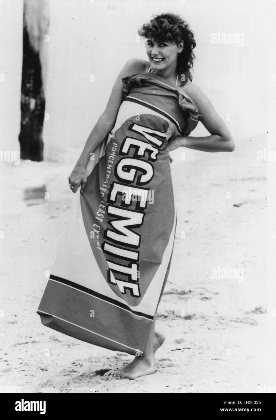 Vegemite als Bettpartner. Model 'Charley' kuschelt sich an ihren Vegemite Steppbezug. 1. Januar 1953. ;Vegemit als Bettpartner. Model 'Charley' kuschelt sich an ihren Vegemite Steppbezug. Stockfoto