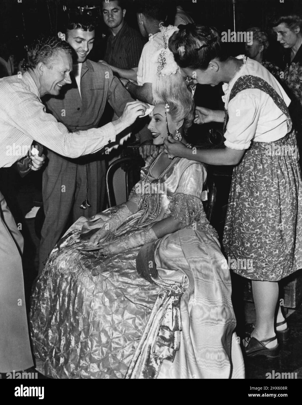 TV-Make-up -- die Persönlichkeit eines Politikers spielt keine geringe Rolle in der Sache der Stimmabgabe. Und jetzt, da das Fernsehen das Bild des Bürosuchenden in die Häuser der Wähler projizieren wird, muss er sich das Make-up Kit ansehen, um seiner Sache zu helfen. Max Factor, Jr., Ein Hollywood-Experte: „Wenn die Sprecher nicht die richtigen Korrekturen anwenden, könnten sie unattraktiv gebleicht und ausdruckslos aussehen“, sagt er dem Videopublikum. Ein typisches Make-up Problem wird hier grafisch dargestellt, mit Stockfoto