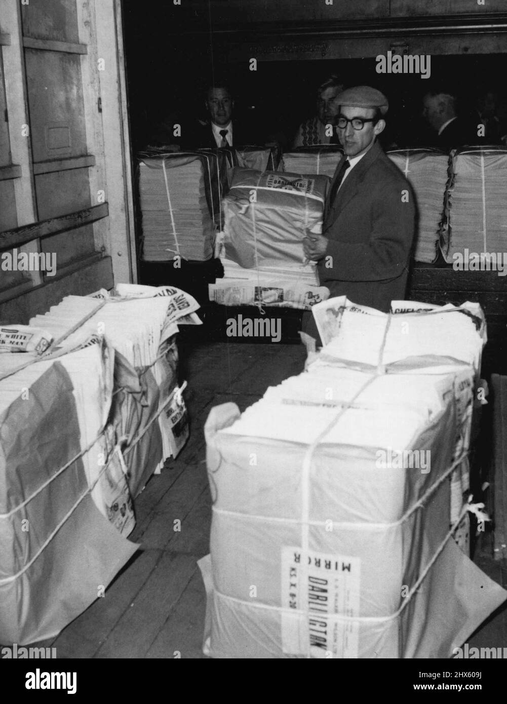 Stapel von Kopien des ersten Daily Mirror, der seit März 25. veröffentlicht wurde, werden auf Lieferwagen vor den Büros der Zeitung in der Fetter-Lane verladen. Nach einem fast vierwöchigen Streik nahmen Großbritanniens nationale Zeitungen heute die Veröffentlichung wieder auf (21-4-55). Die Vereinigung der Zeitungseigentümer erzielte am Dienstagabend eine Einigung, nachdem die Gespräche den ganzen Tag über geführt hatten. 21. April 1955. (Foto von Daily Mirror). ;Eine Anzahl von Exemplaren des ersten Daily Mirror, der seit März 25. veröffentlicht wurde, ist noch nicht erschienen Stockfoto